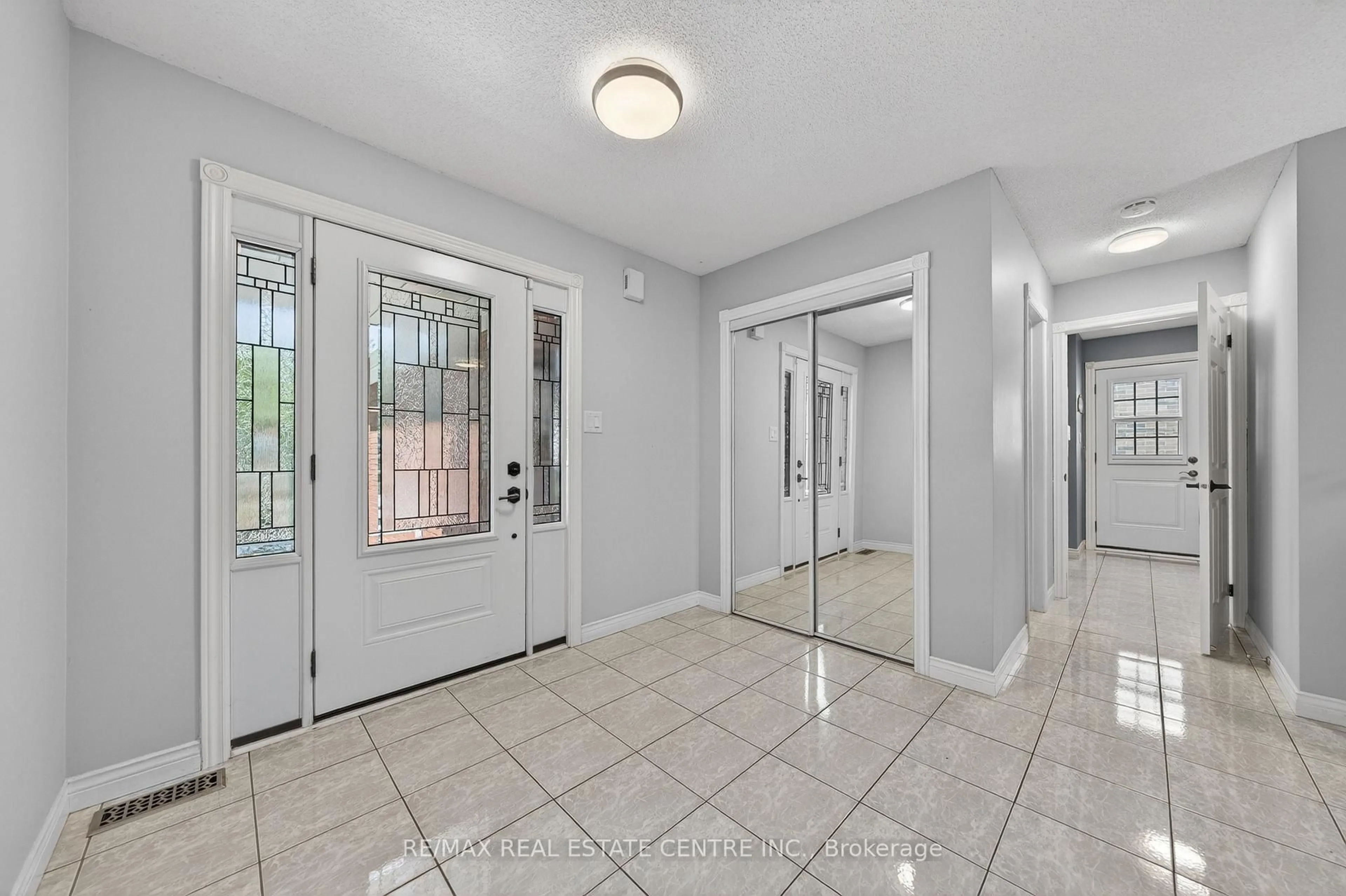 Indoor entryway for 111 Hume Dr, Cambridge Ontario N1T 1N3