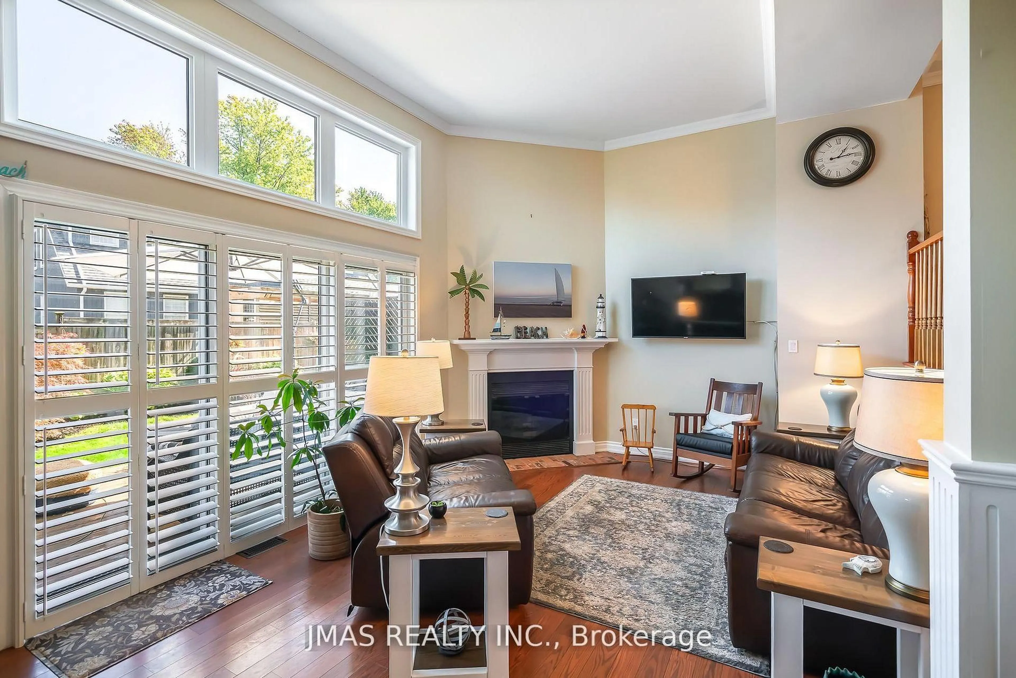 Living room with furniture, wood/laminate floor for 5 LAKESIDE Dr ##26, St. Catharines Ontario L2M 1P3