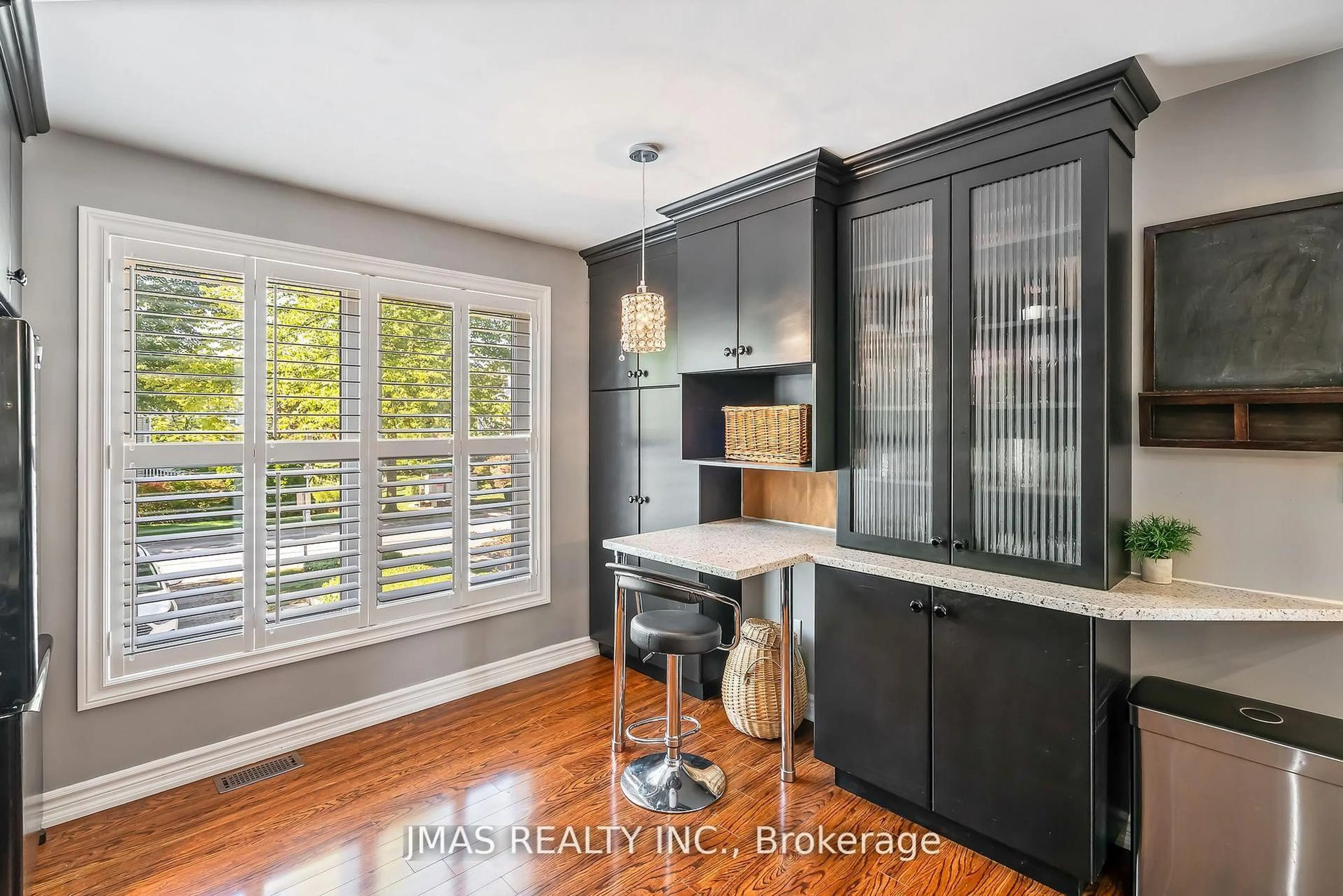 Contemporary kitchen, wood/laminate floor for 5 LAKESIDE Dr ##26, St. Catharines Ontario L2M 1P3