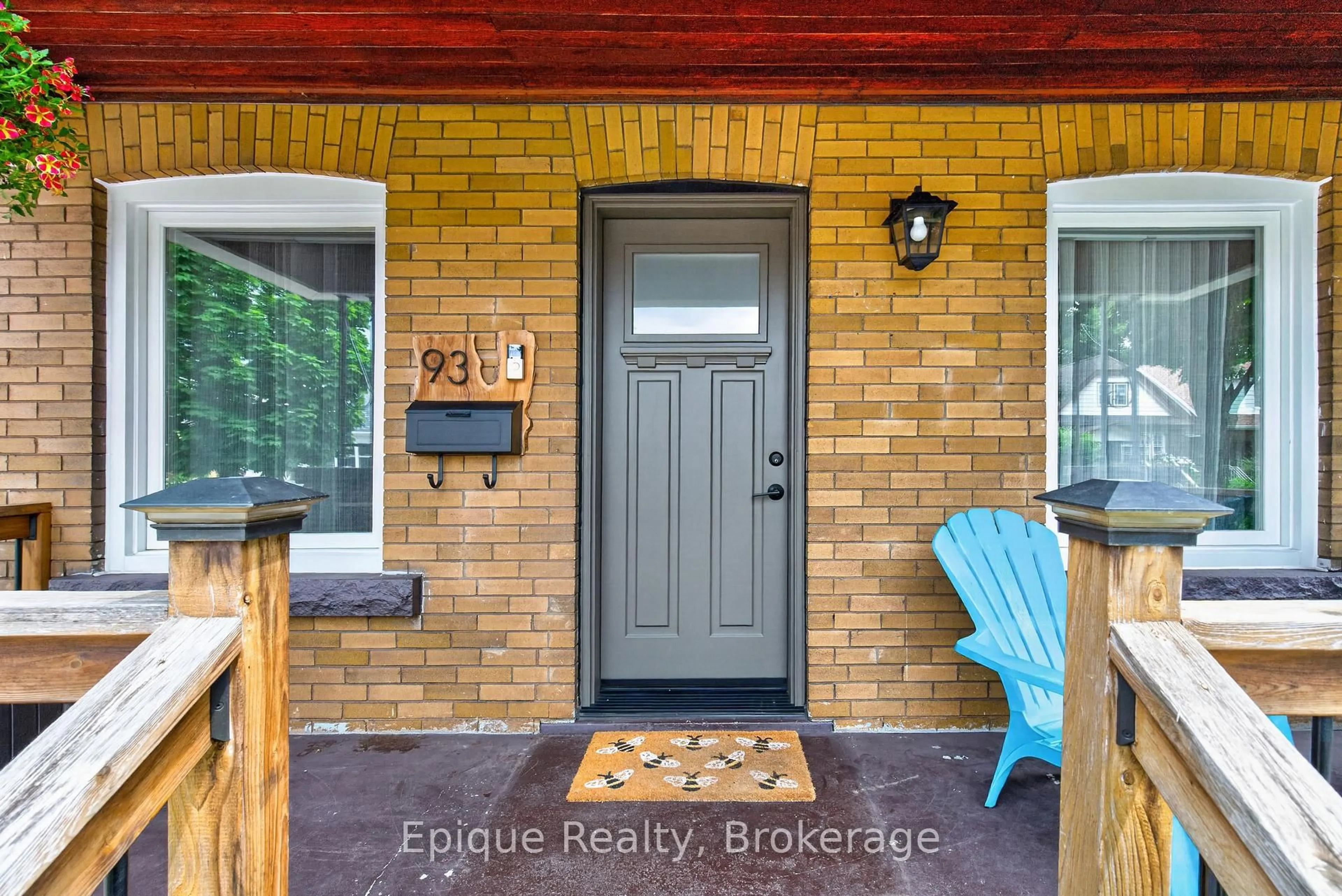 Indoor entryway for 93 Graham Ave, Hamilton Ontario L8K 2M2