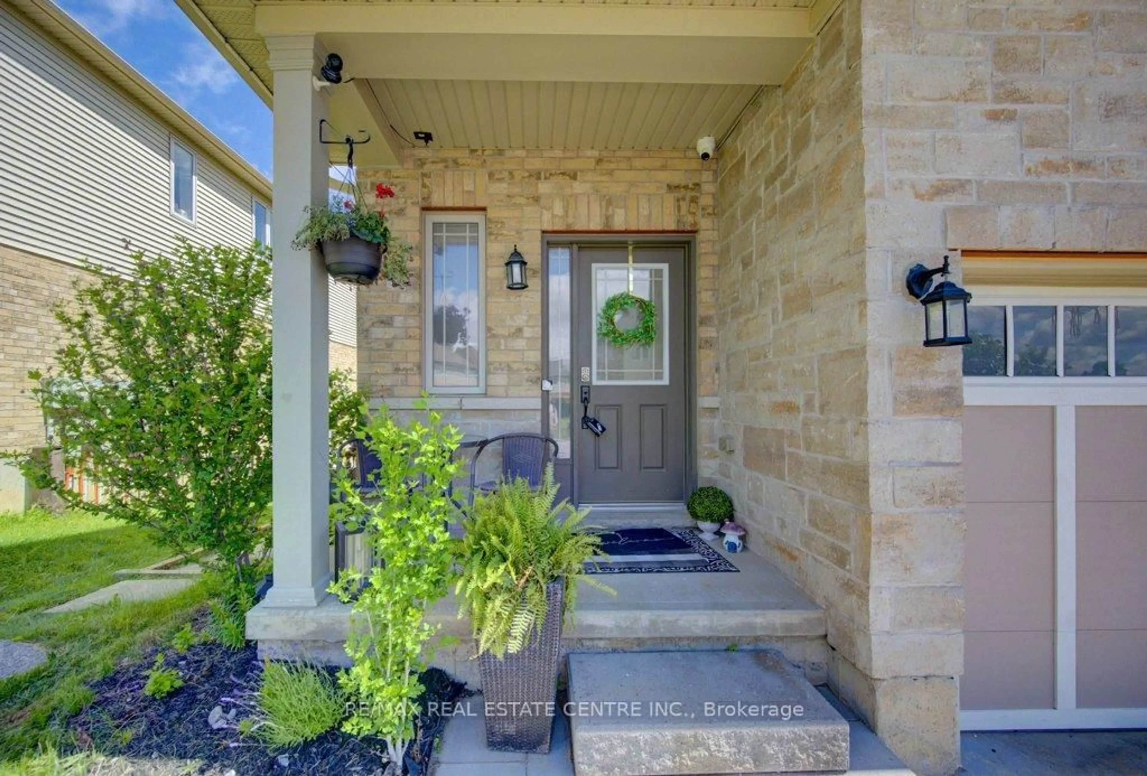 Indoor entryway for 42 Greenwater St, Kitchener Ontario N2R 0H2
