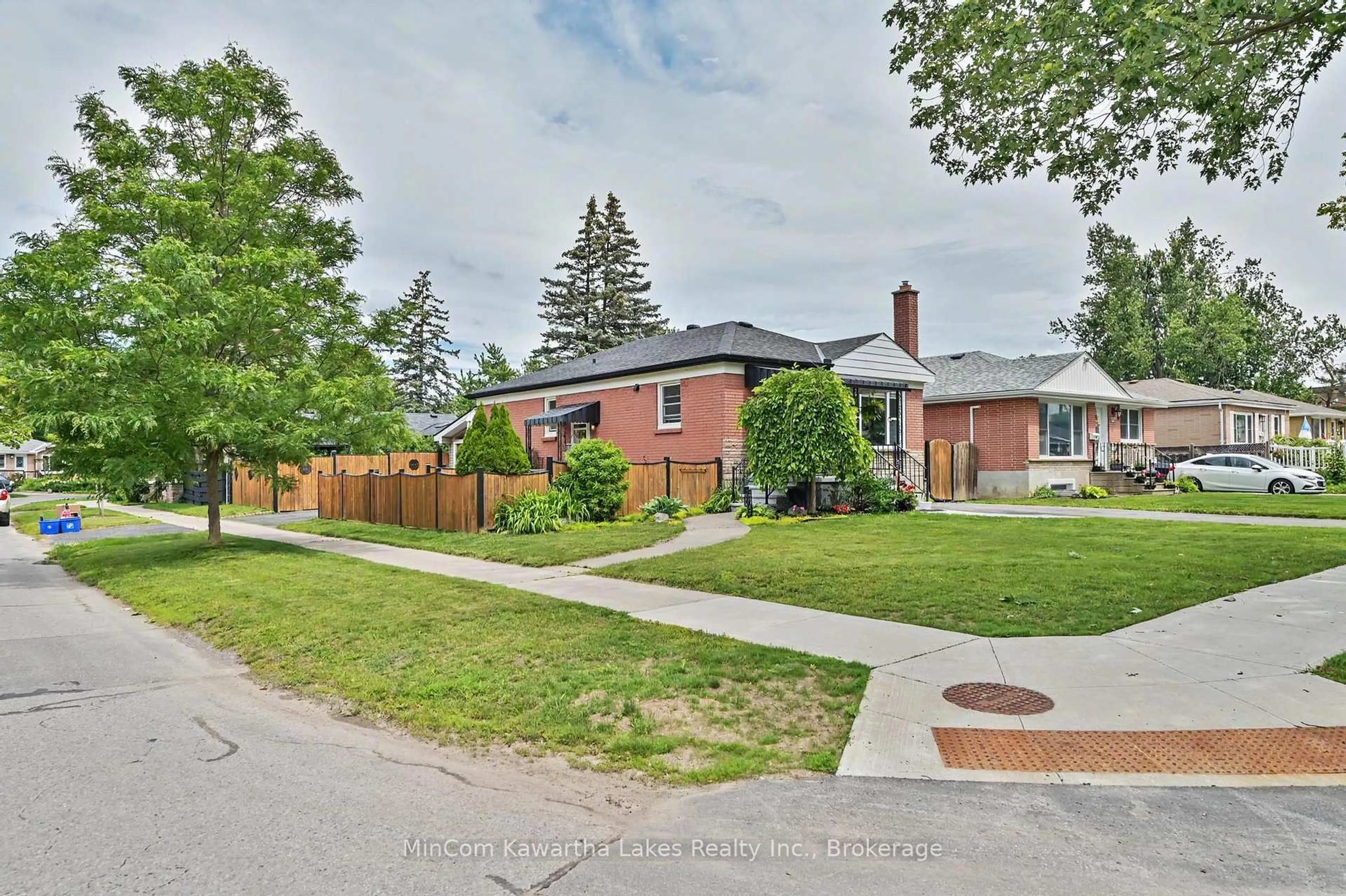 Home with brick exterior material, street for 920 Elmdale Cres, Peterborough Ontario K9H 6G3