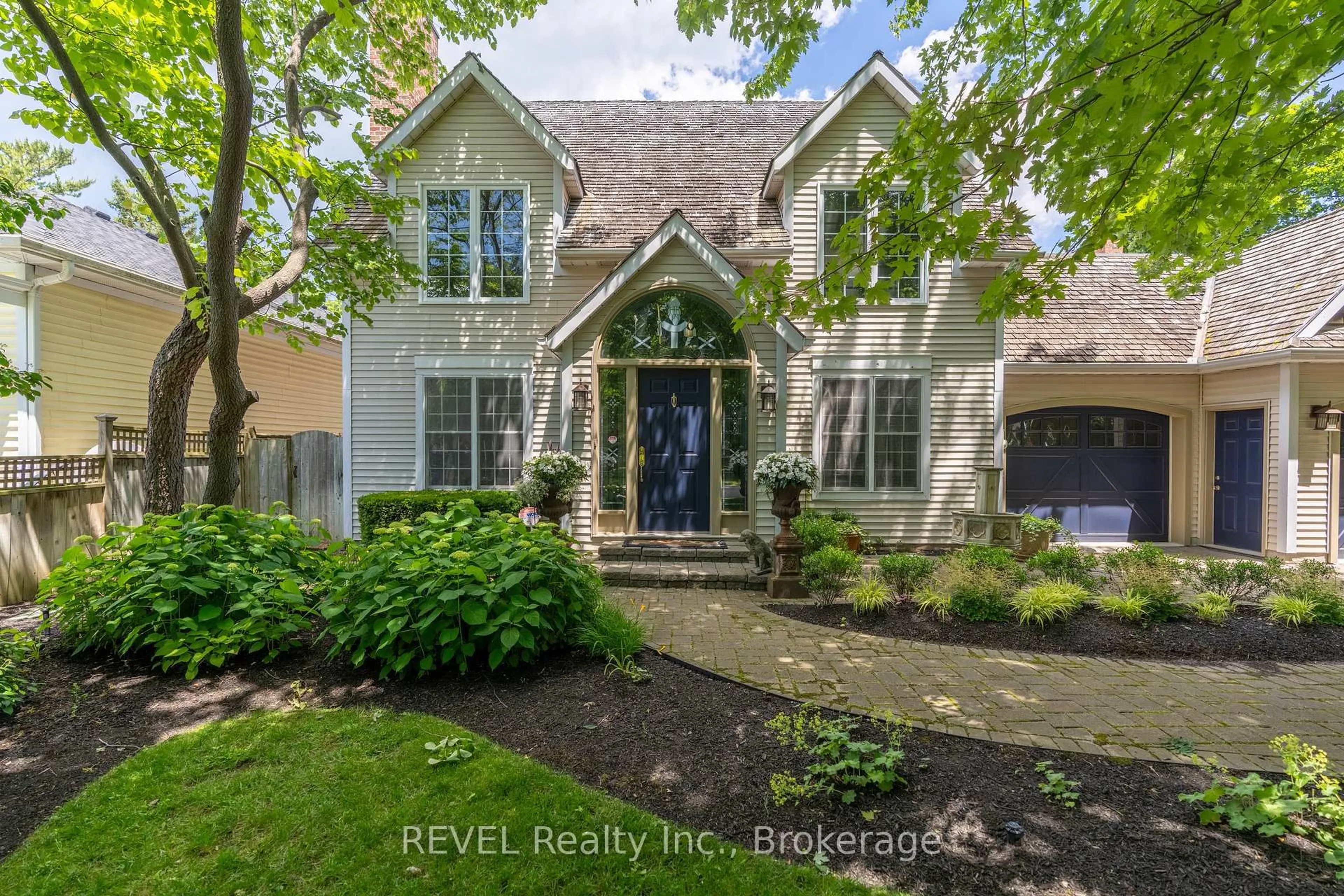 Home with brick exterior material, street for 209 JOHN St, Niagara-on-the-Lake Ontario L0S 1J0