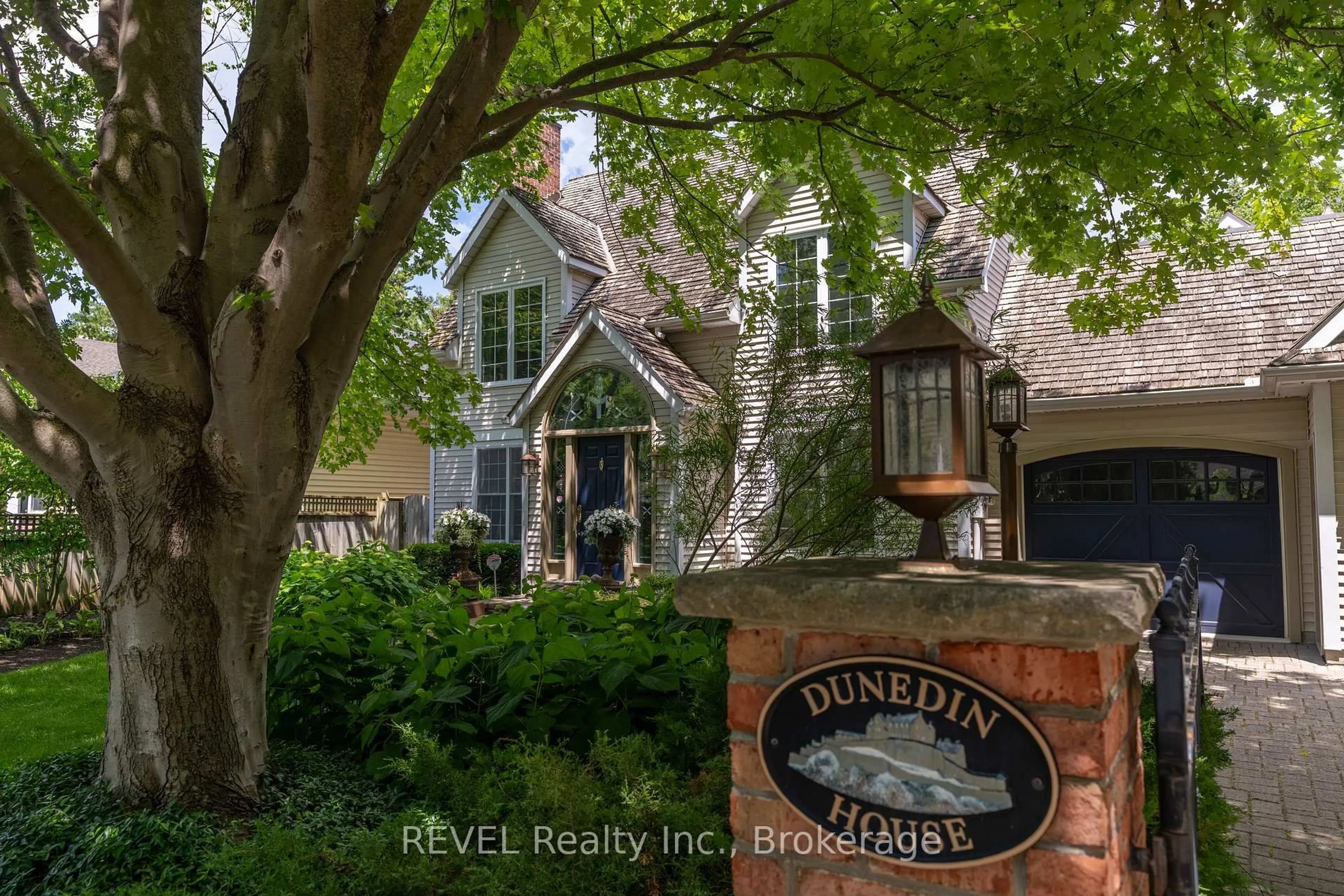 Home with brick exterior material, street for 209 JOHN St, Niagara-on-the-Lake Ontario L0S 1J0