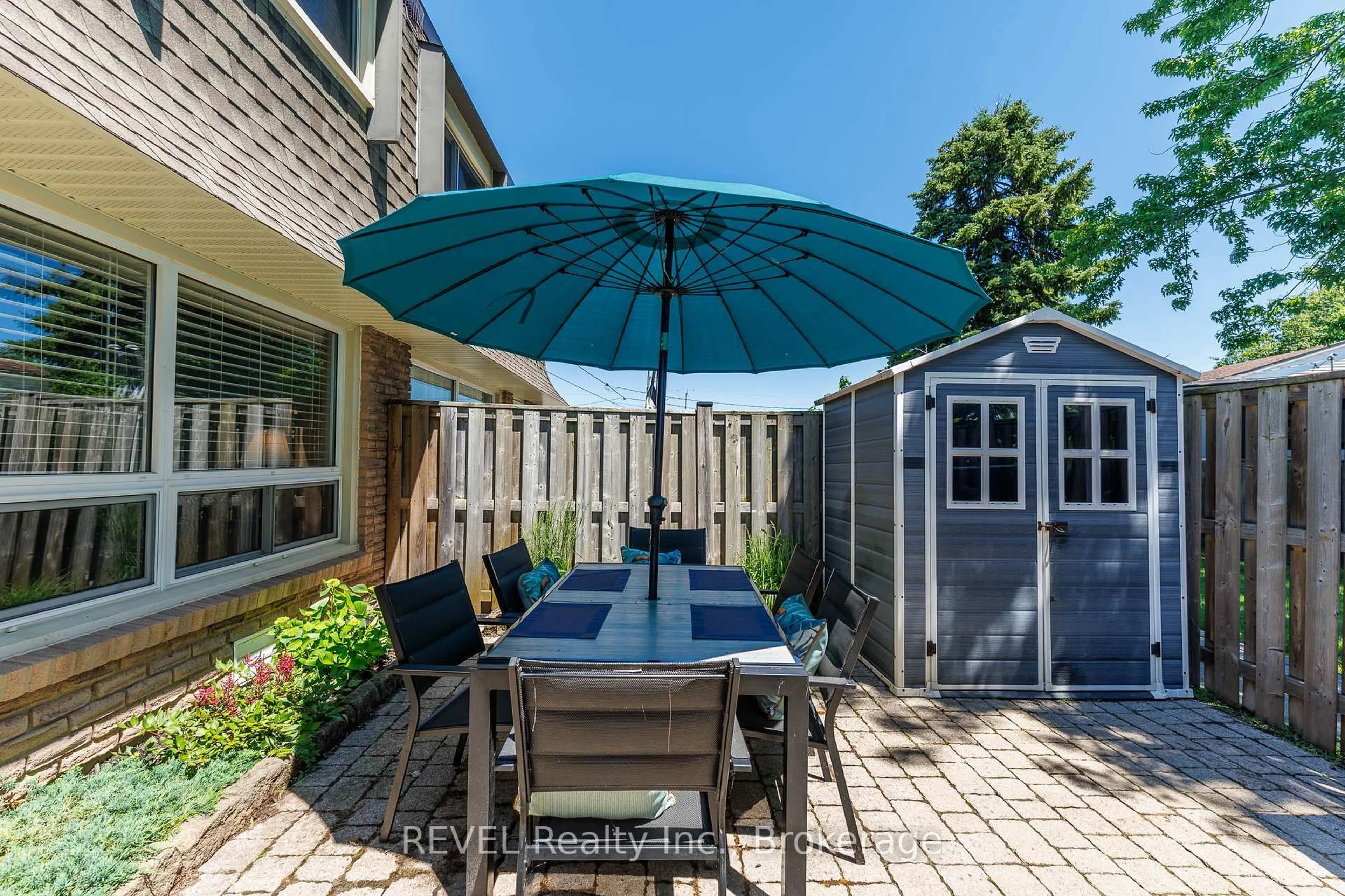 Patio, street for 5 Woodlawn Crt #104, Grimsby Ontario L3M 3T4
