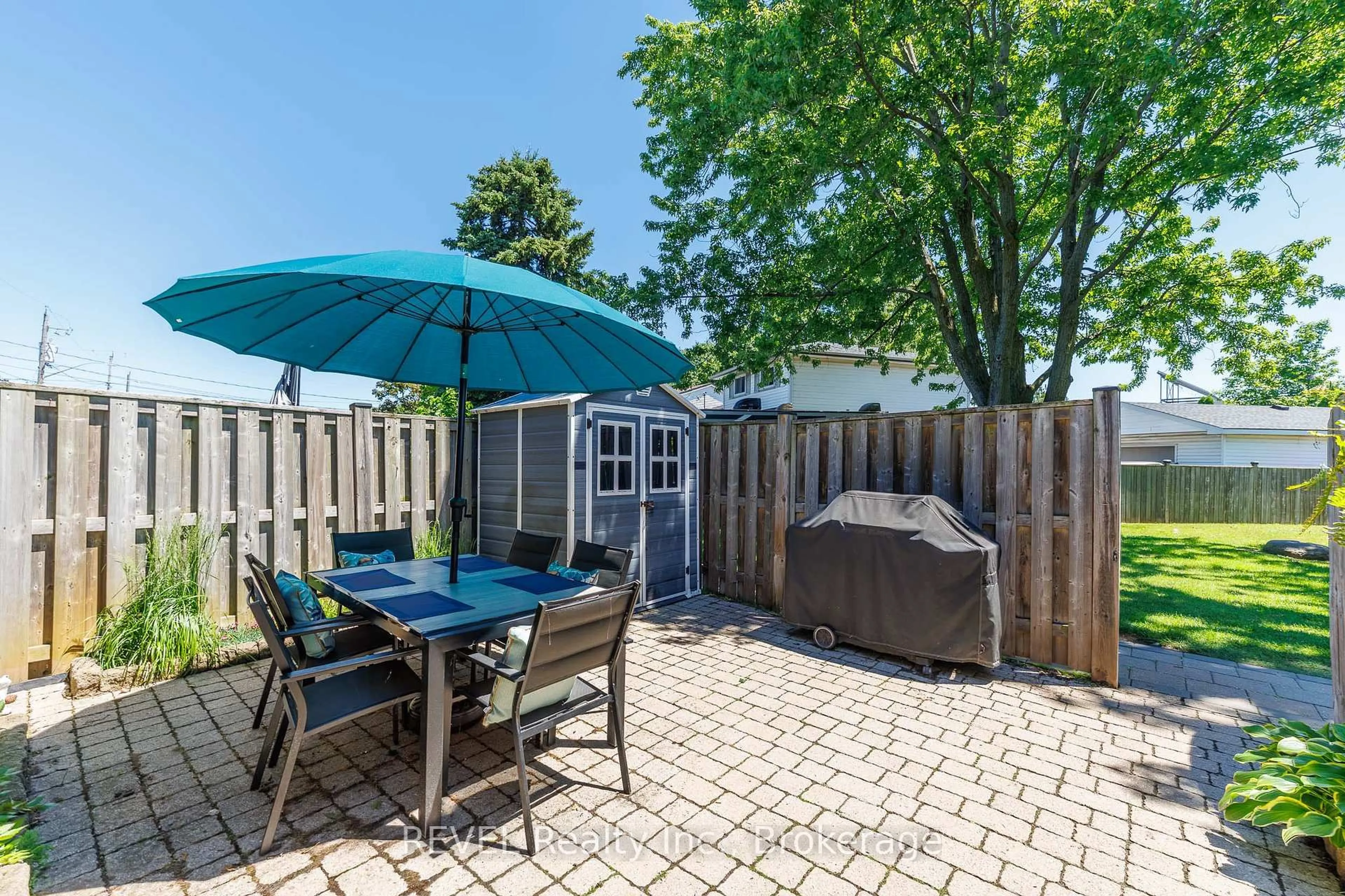 Patio, street for 5 Woodlawn Crt #104, Grimsby Ontario L3M 3T4