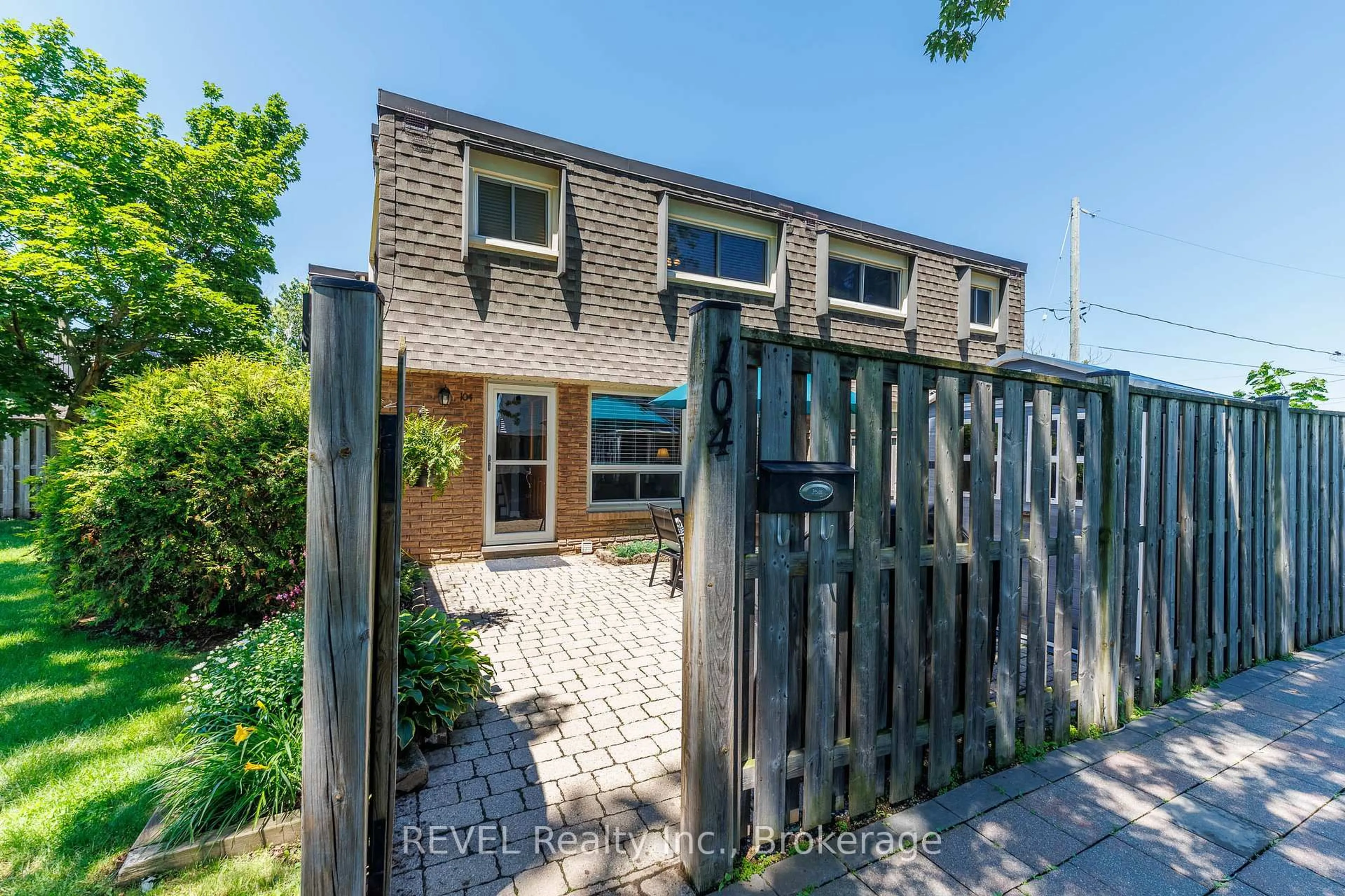 A pic from outside/outdoor area/front of a property/back of a property/a pic from drone, street for 5 Woodlawn Crt #104, Grimsby Ontario L3M 3T4
