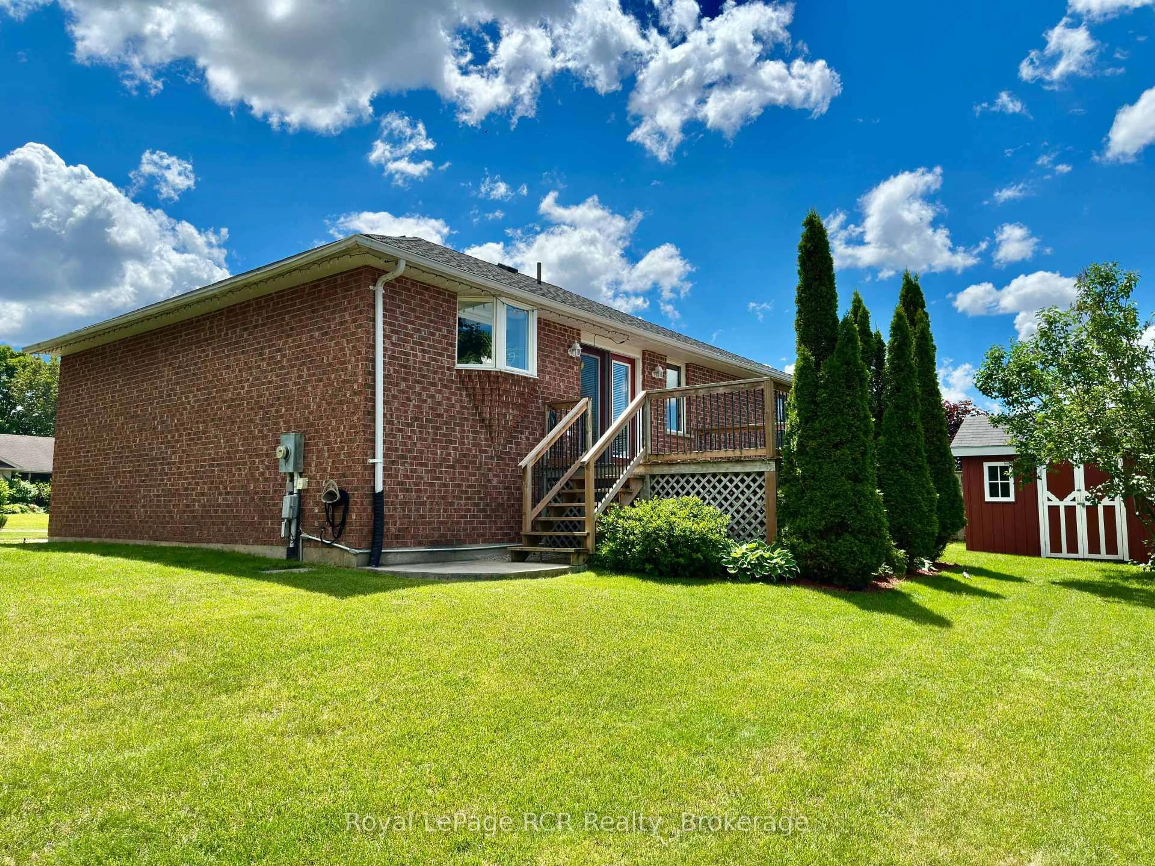A pic from outside/outdoor area/front of a property/back of a property/a pic from drone, unknown for 238 4th Street Cres, Hanover Ontario N4N 3S2