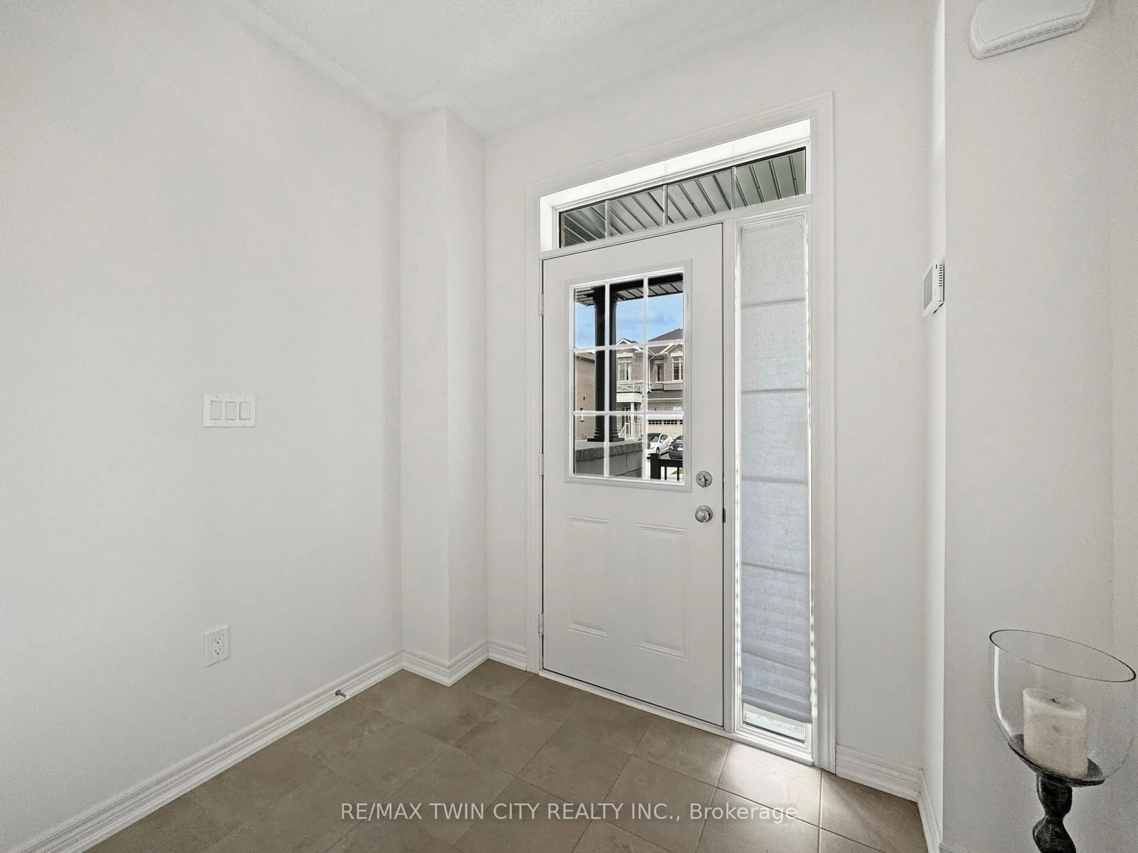 Indoor entryway for 82 Gledhill Cres, Cambridge Ontario N1T 0G5