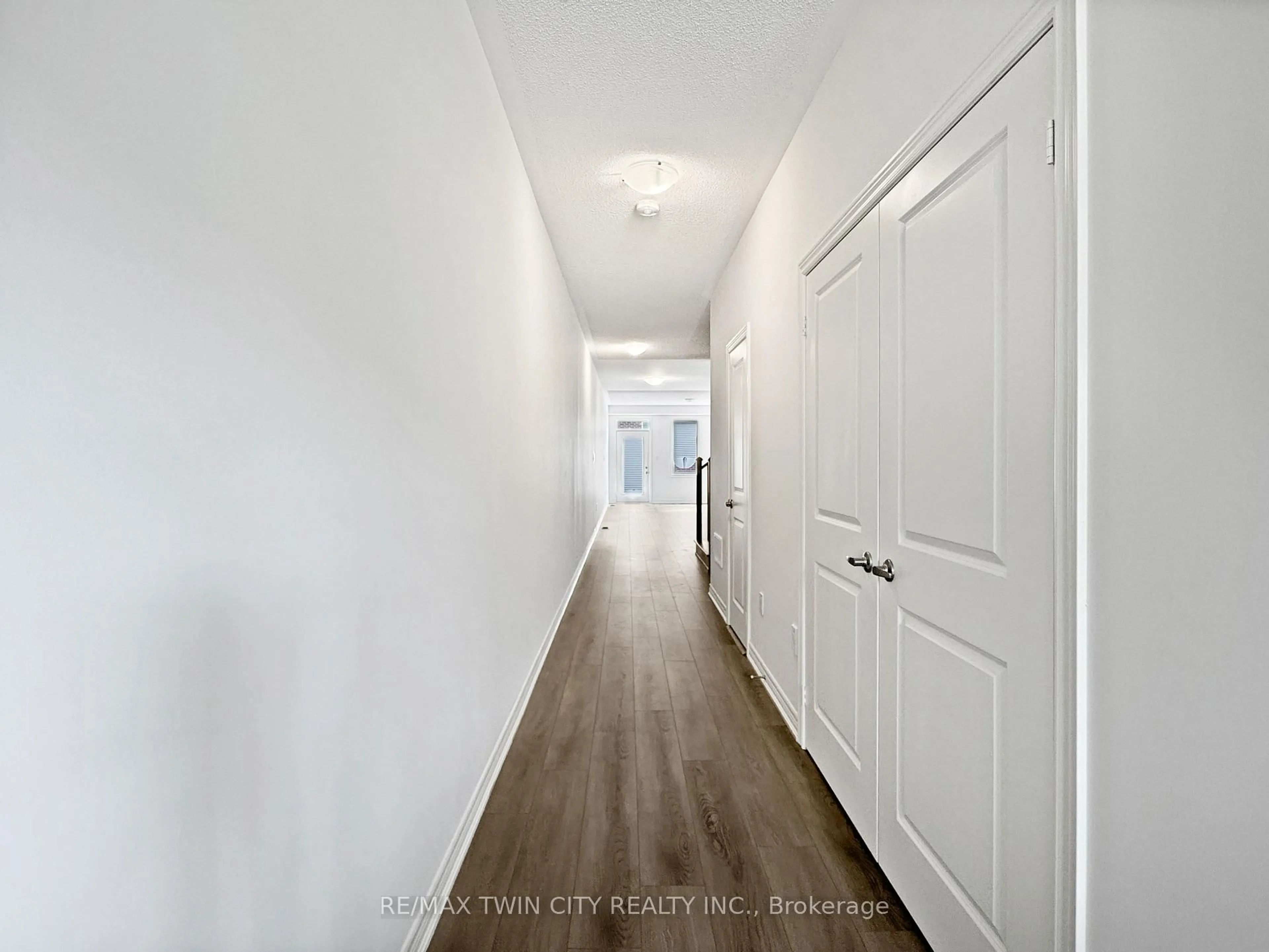 Indoor entryway for 82 Gledhill Cres, Cambridge Ontario N1T 0G5
