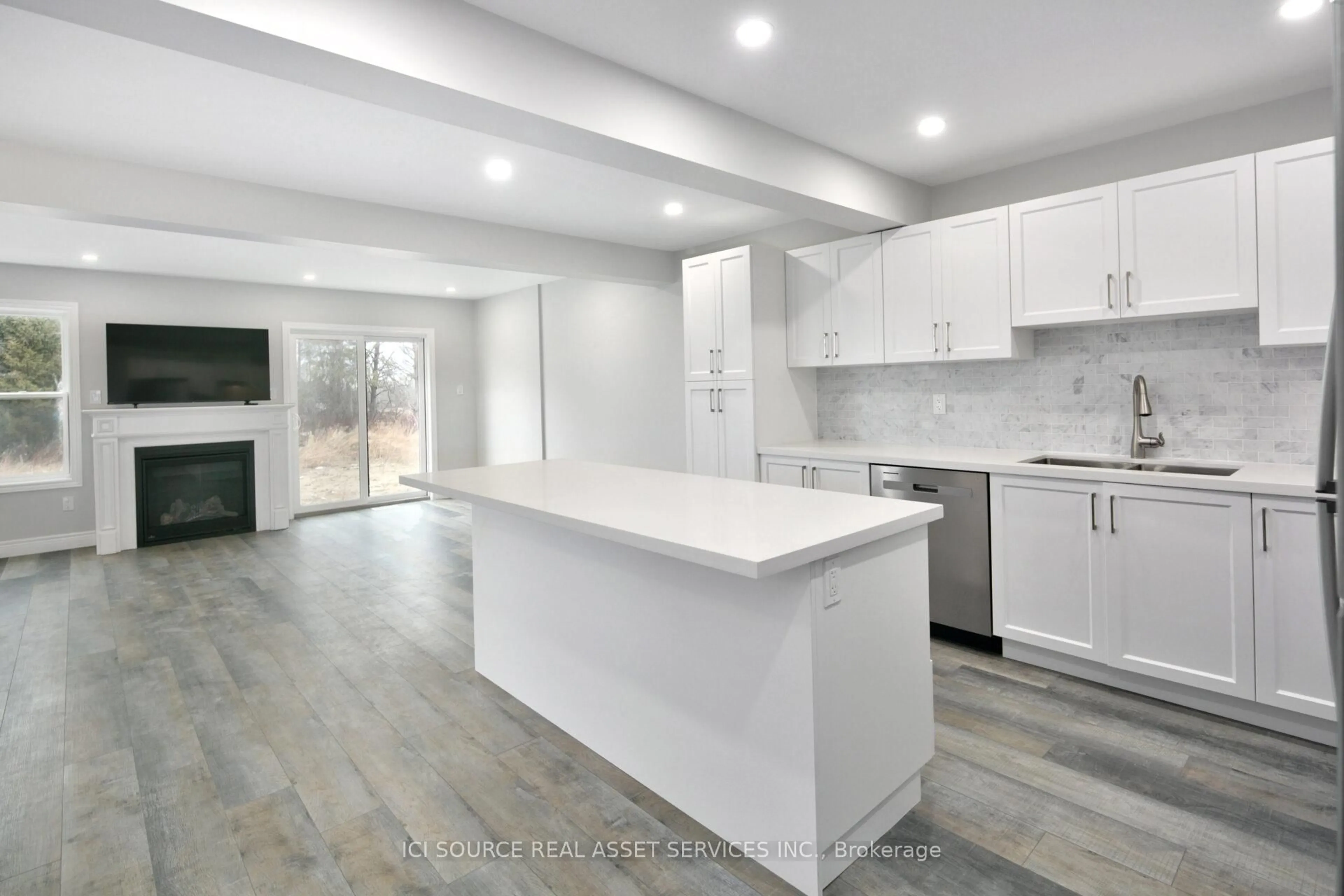 Open concept kitchen, ceramic/tile floor for 680 Wild Rose Dr, Gravenhurst Ontario P1P 0B4