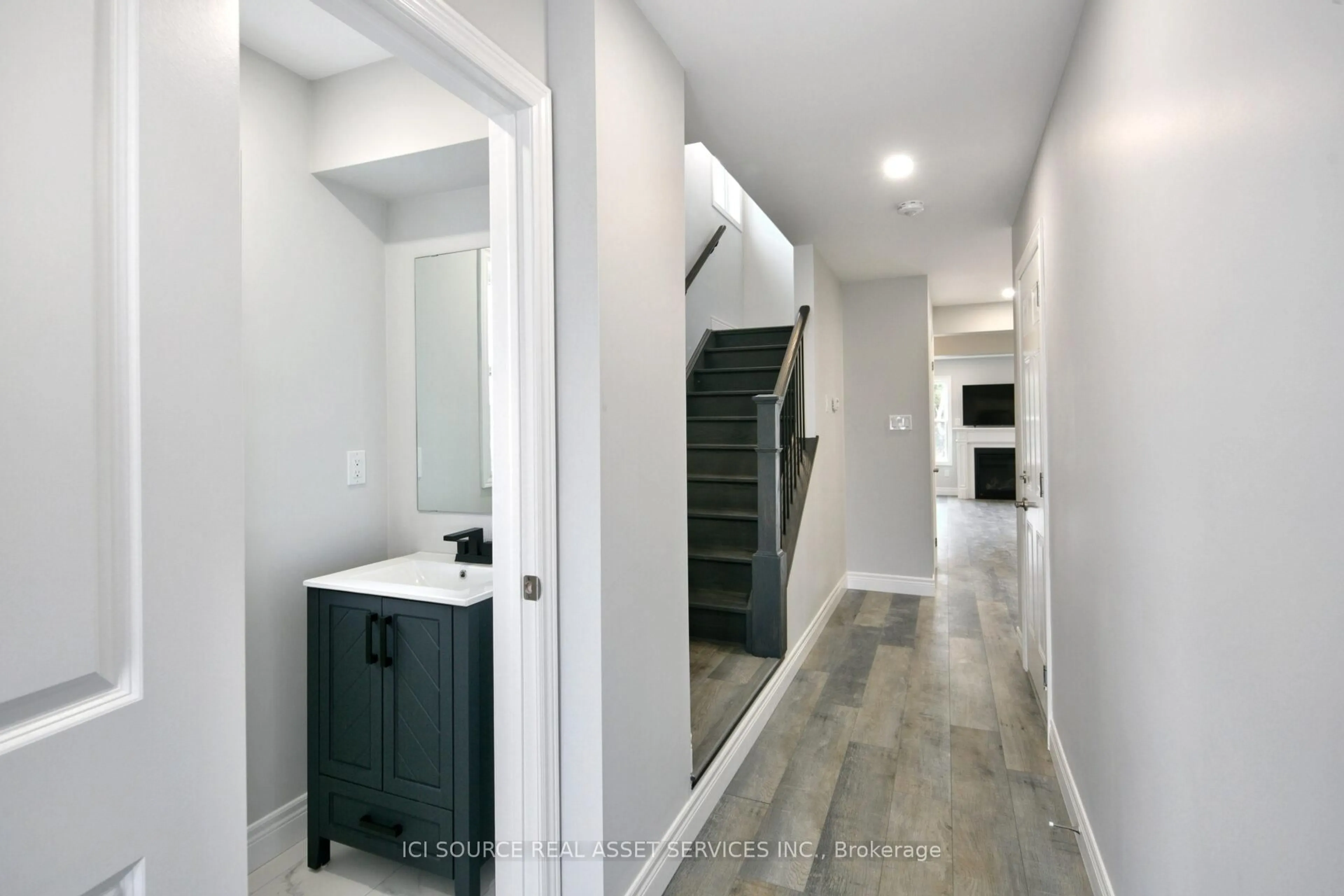 Indoor entryway for 680 Wild Rose Dr, Gravenhurst Ontario P1P 0B4