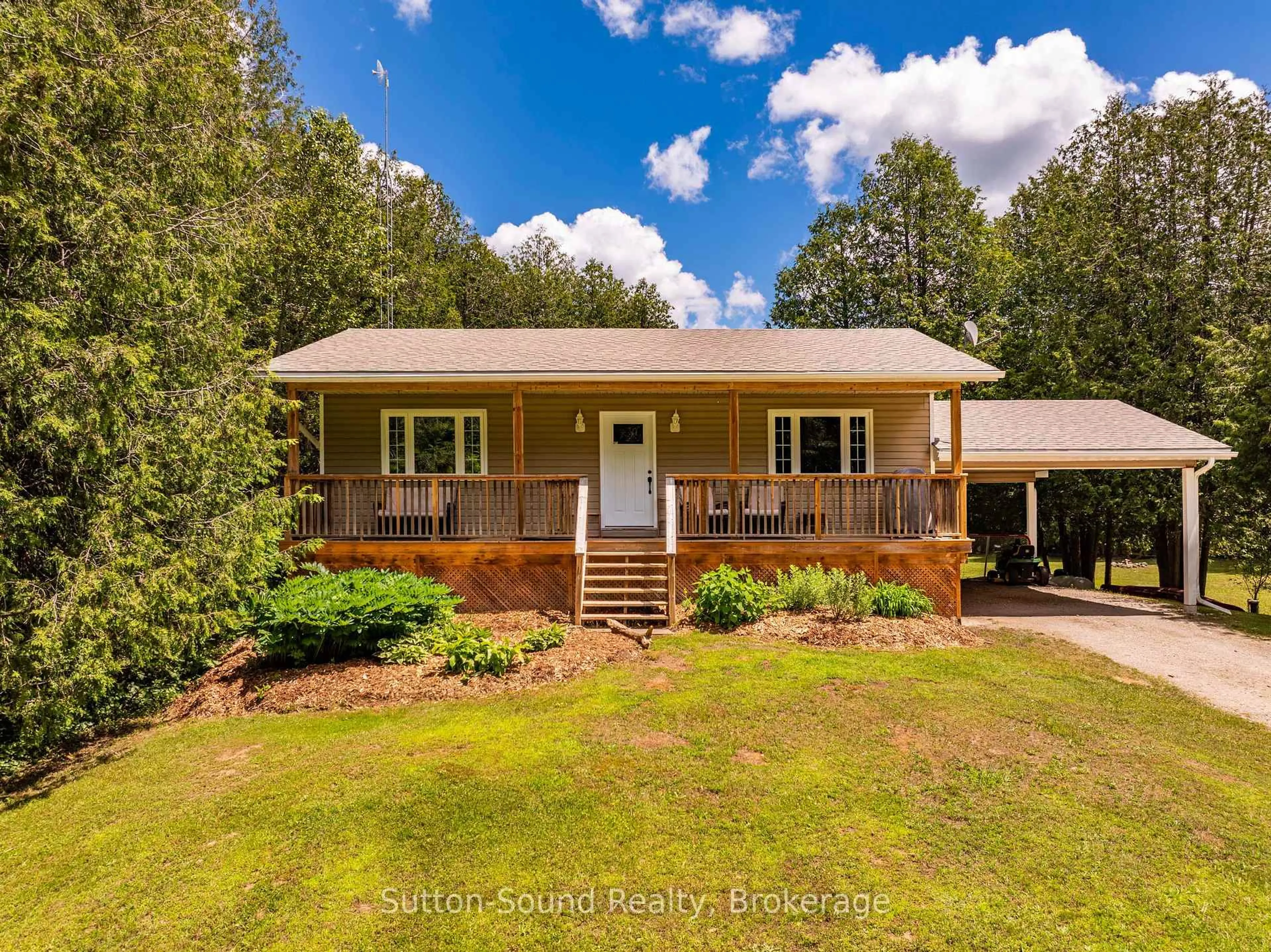 Home with vinyl exterior material, unknown for 395685 Concession 2 Concession, Chatsworth Ontario N0H 2V0