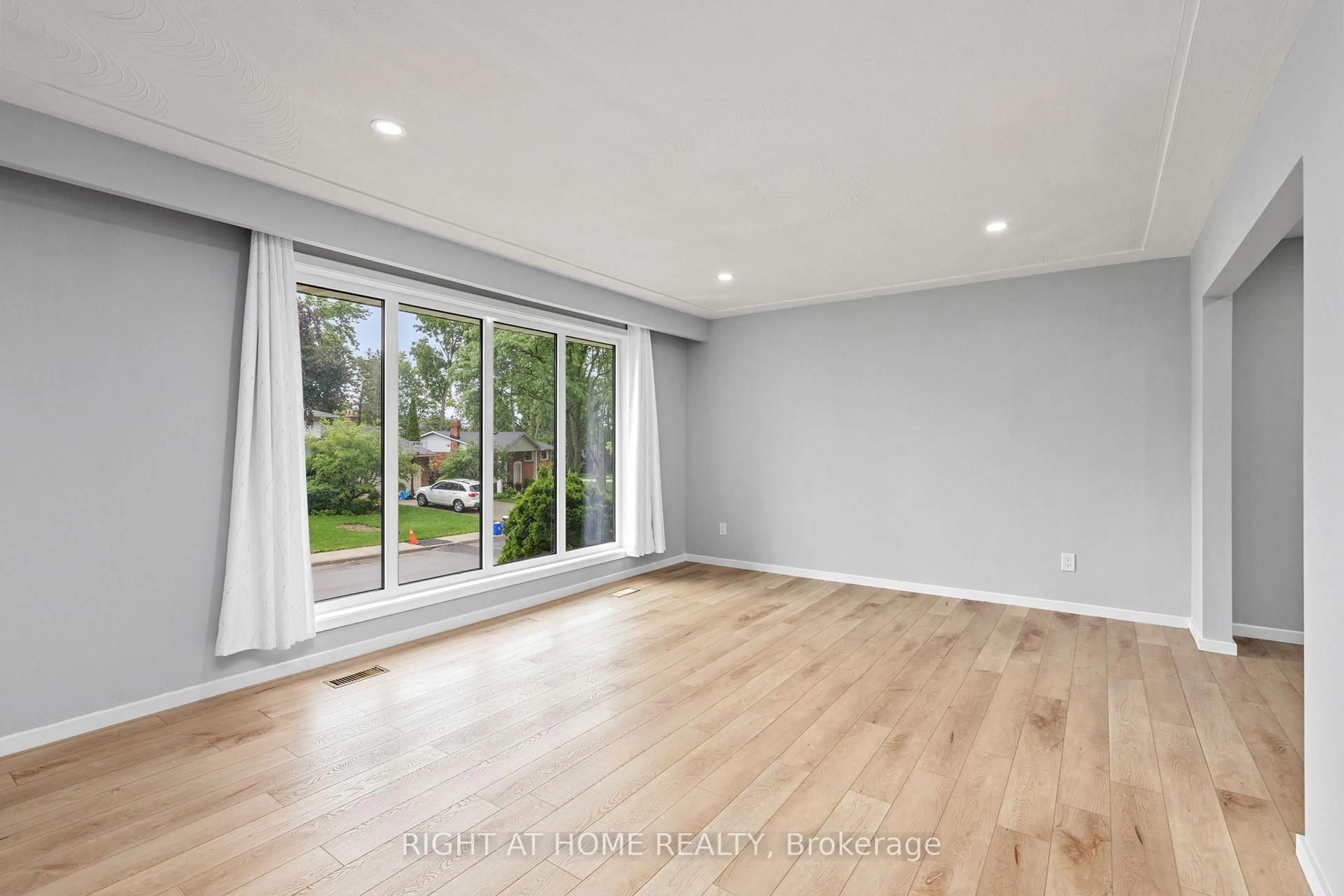 A pic of a room for 39 San Francisco Ave, Hamilton Ontario L9C 5N8