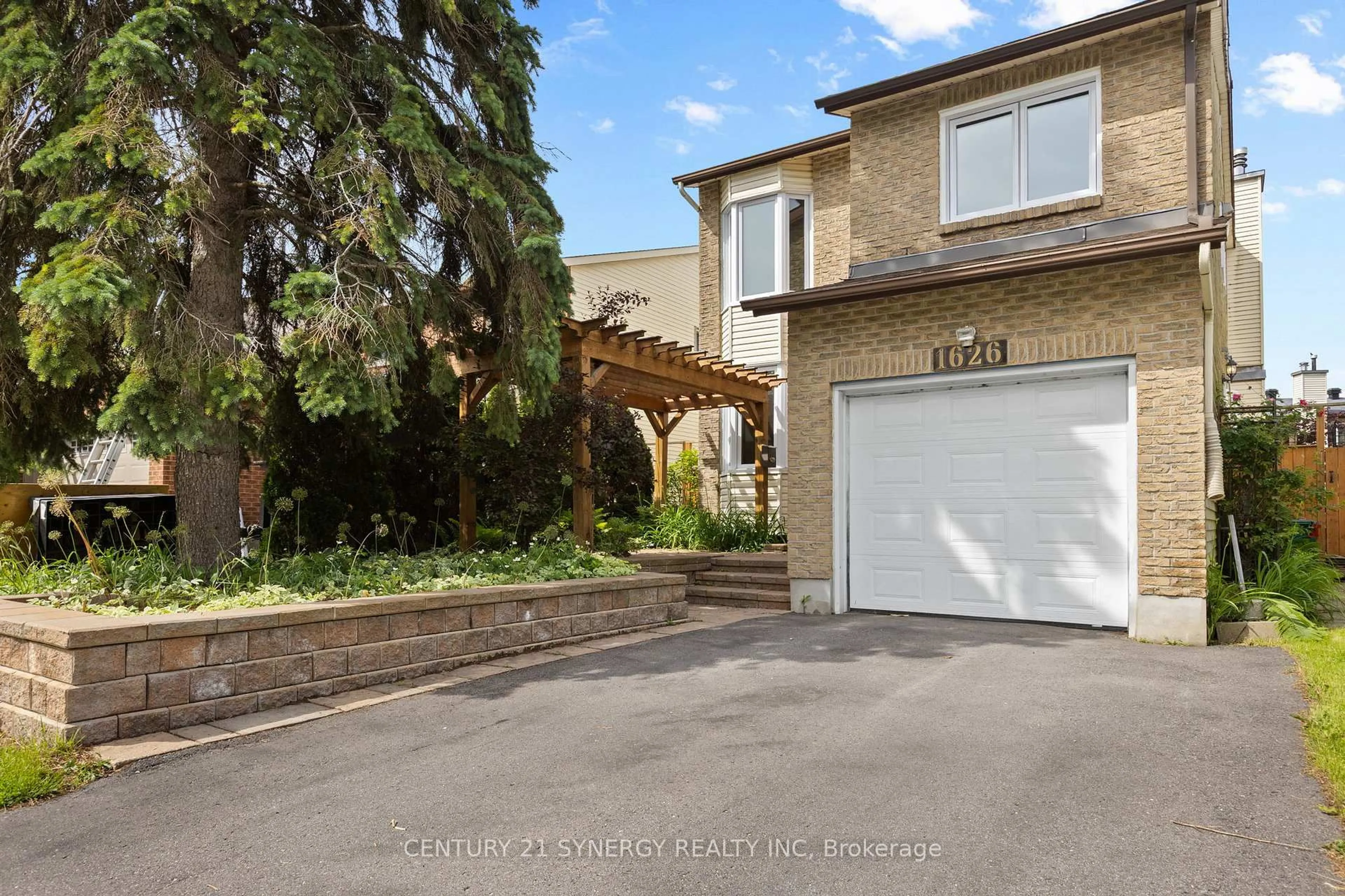 A pic from outside/outdoor area/front of a property/back of a property/a pic from drone, street for 1626 Prestwick Dr, Orleans Ontario K1E 2Y1