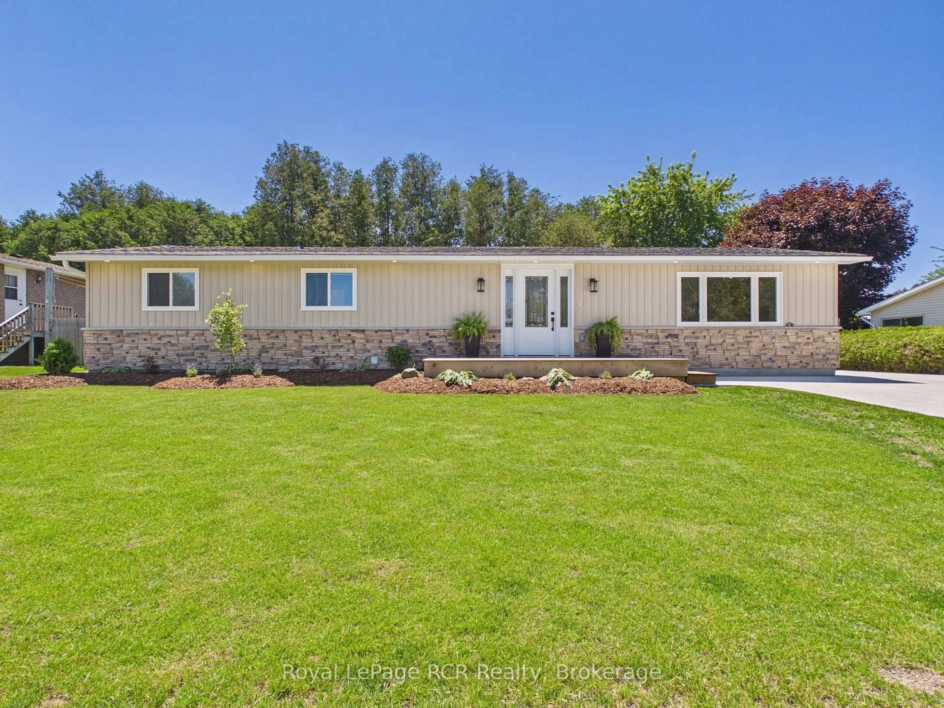 Home with vinyl exterior material, unknown for 25 Inverlyn Cres, Kincardine Ontario N2Z 1H7