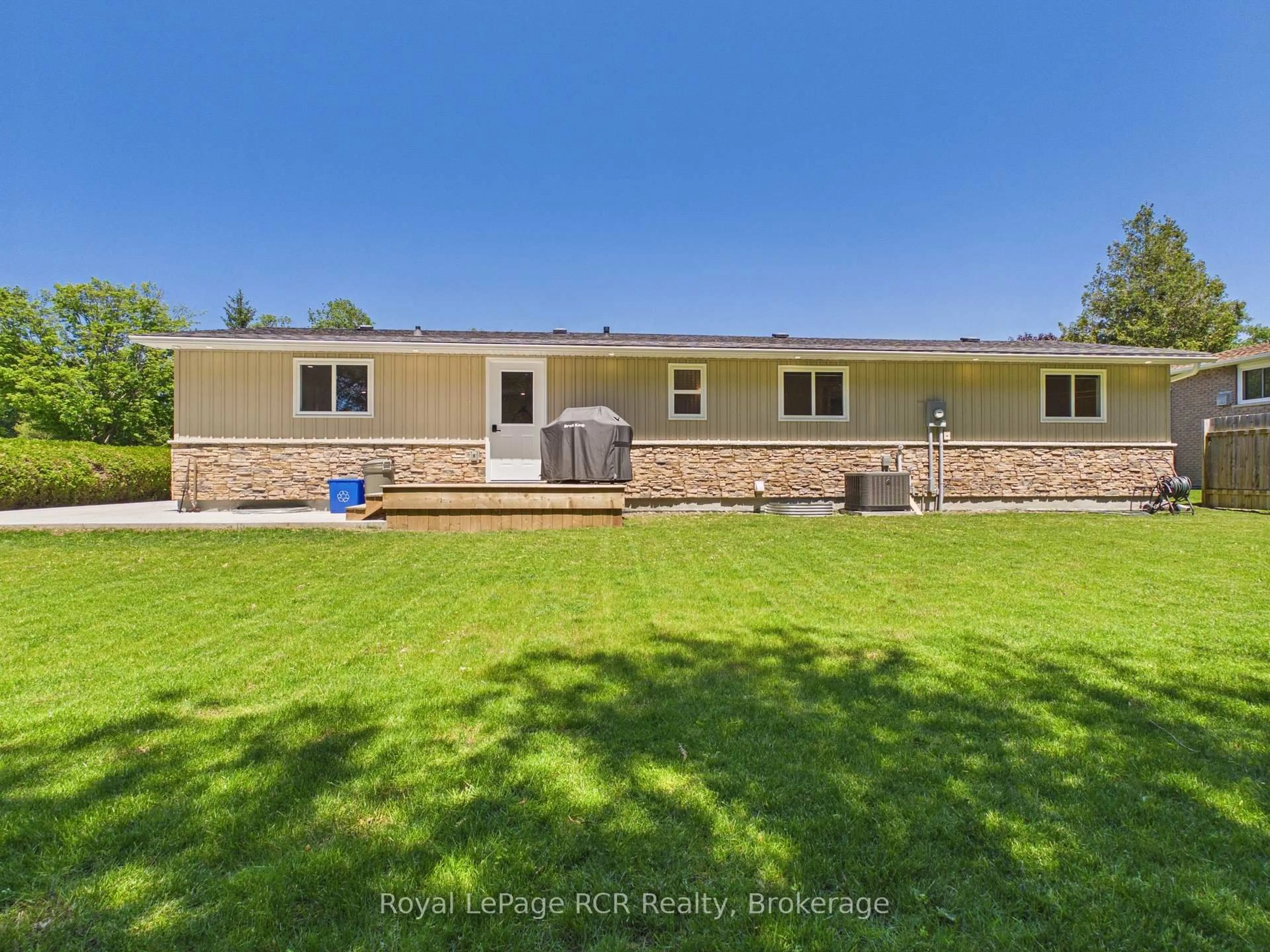 A pic from outside/outdoor area/front of a property/back of a property/a pic from drone, unknown for 25 Inverlyn Cres, Kincardine Ontario N2Z 1H7