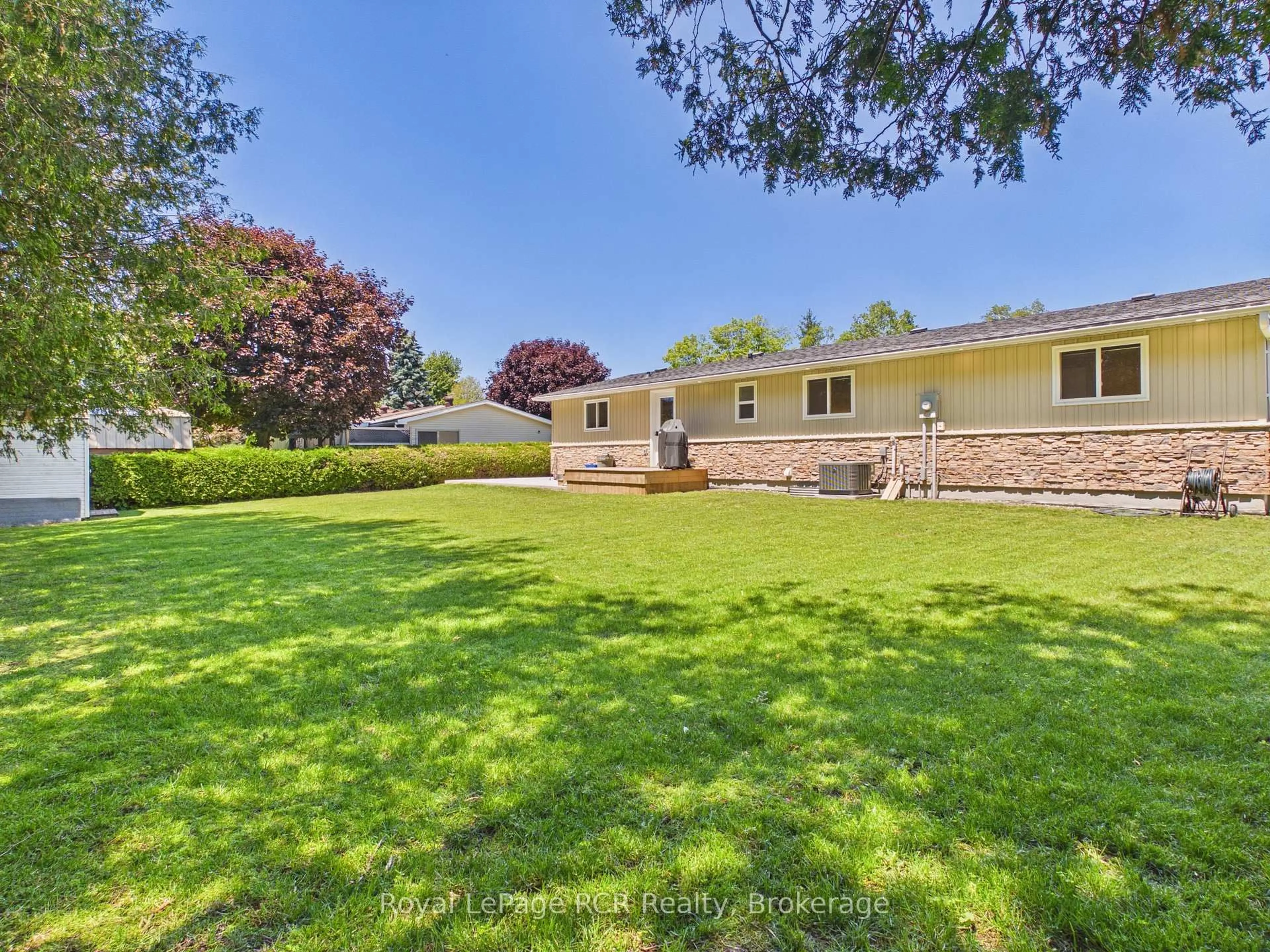 A pic from outside/outdoor area/front of a property/back of a property/a pic from drone, unknown for 25 Inverlyn Cres, Kincardine Ontario N2Z 1H7