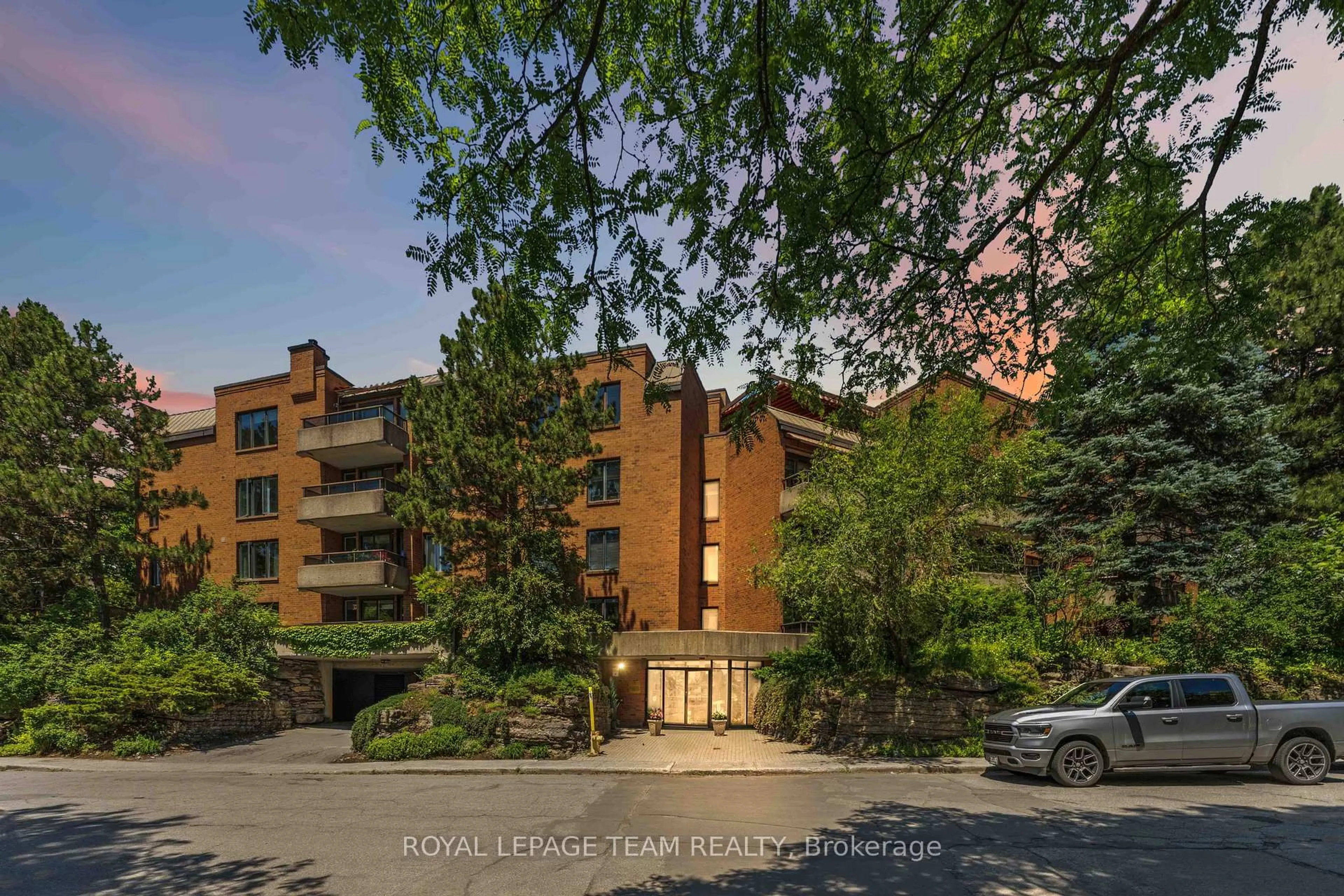Unknown for 7 Kippewa Dr #301, Ottawa Ontario K1S 3G3