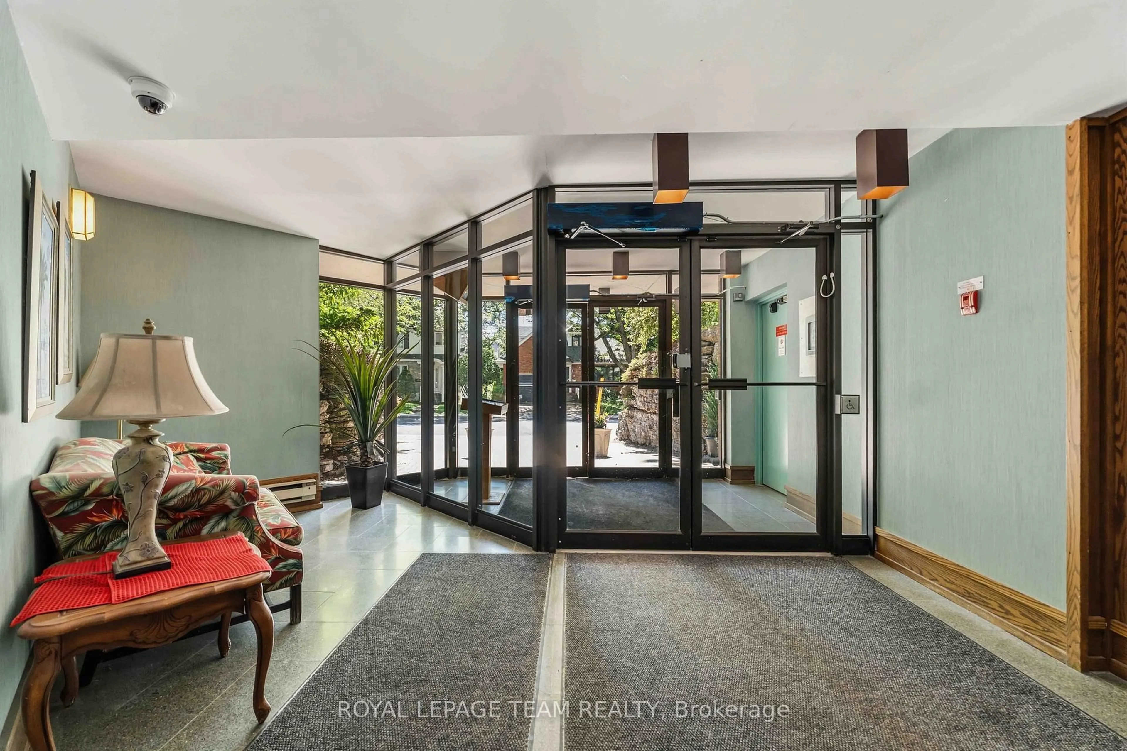 Indoor foyer for 7 Kippewa Dr #301, Ottawa Ontario K1S 3G3