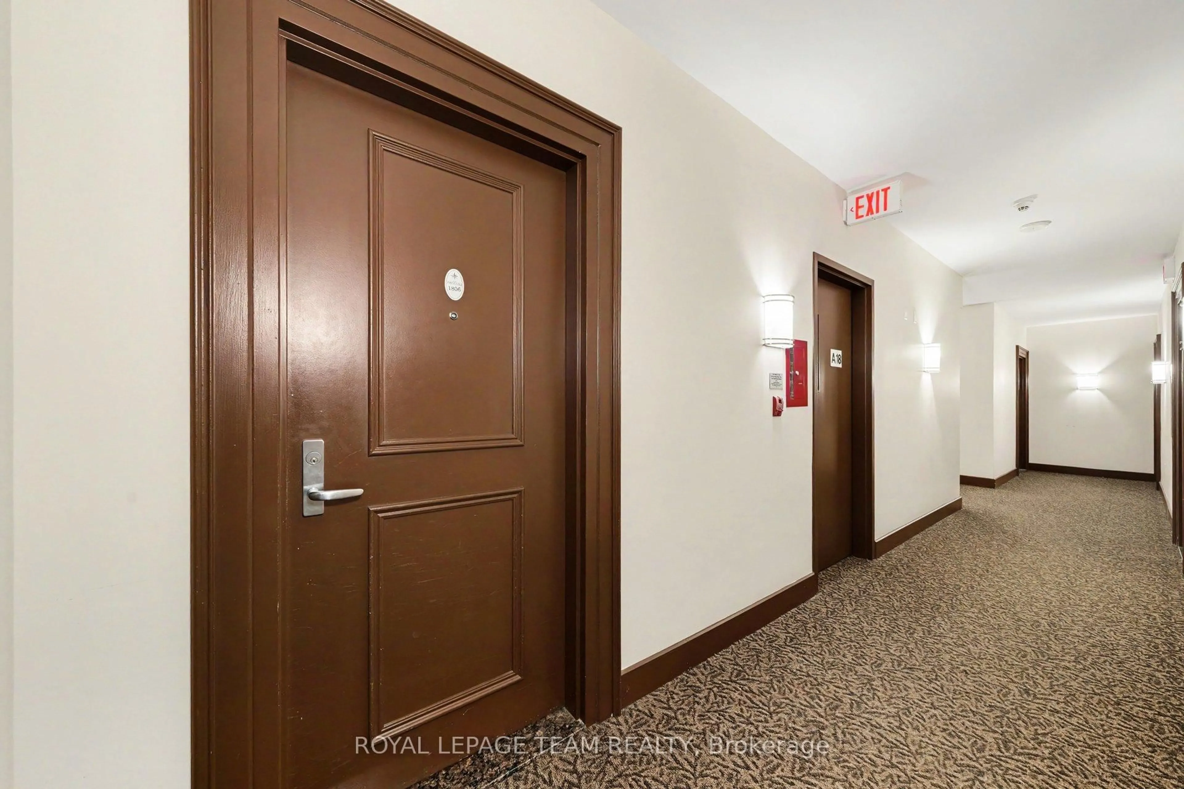 Indoor foyer for 70 Landry St #1806, Ottawa Ontario K1L 0A8