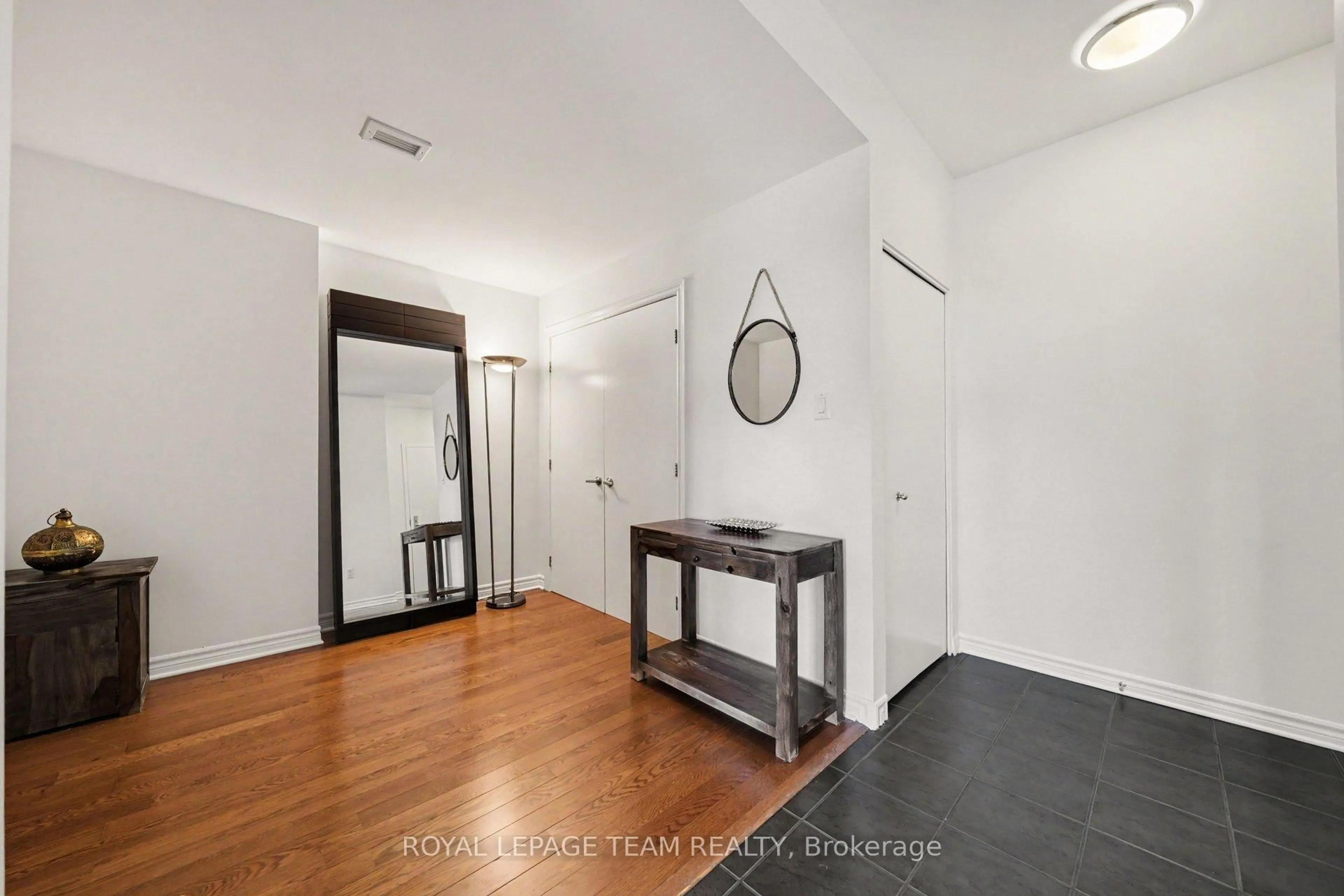 Indoor entryway for 70 Landry St #1806, Ottawa Ontario K1L 0A8