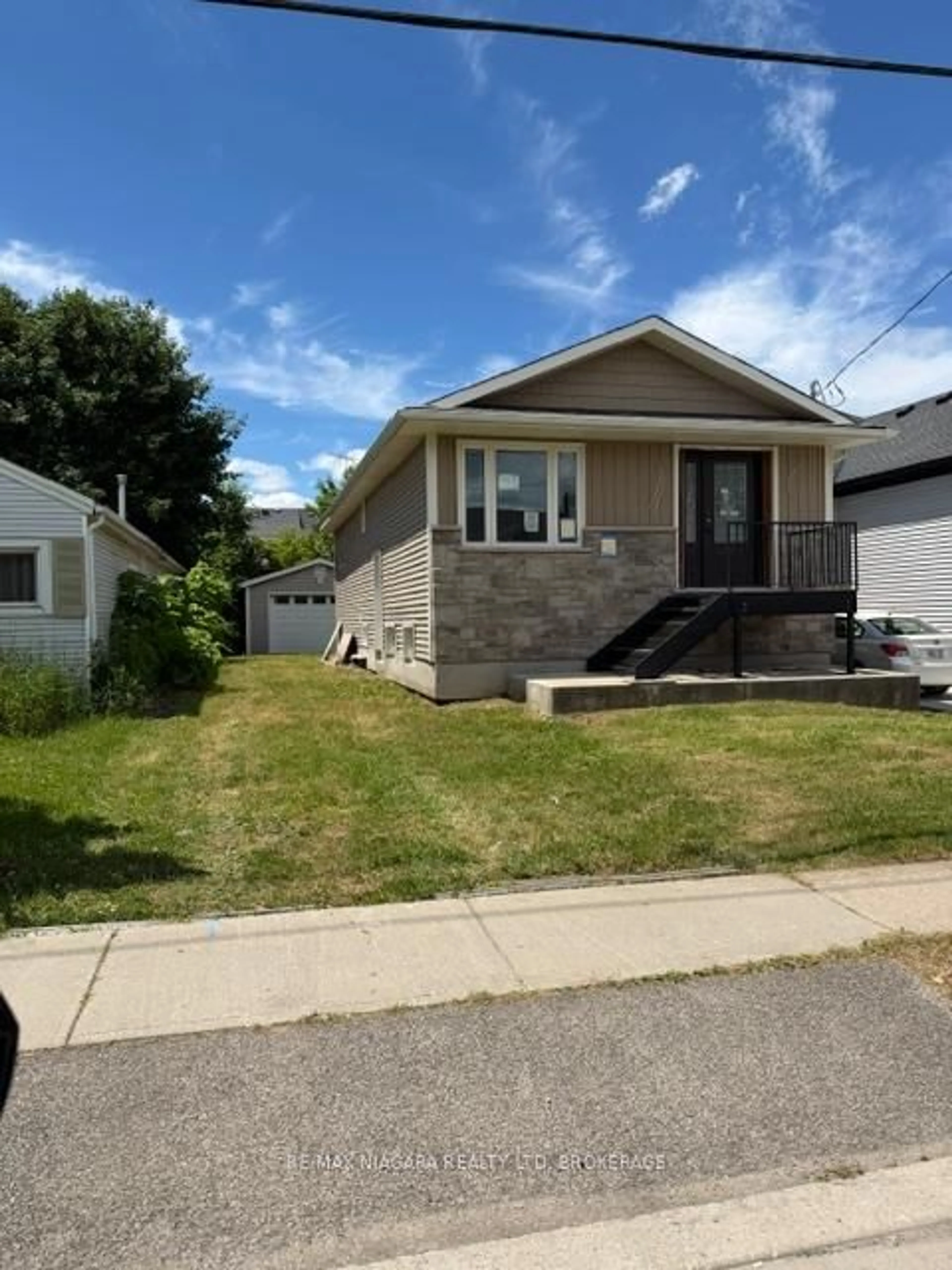 Home with vinyl exterior material, street for 178 Pelham Rd, St. Catharines Ontario L2S 1W3