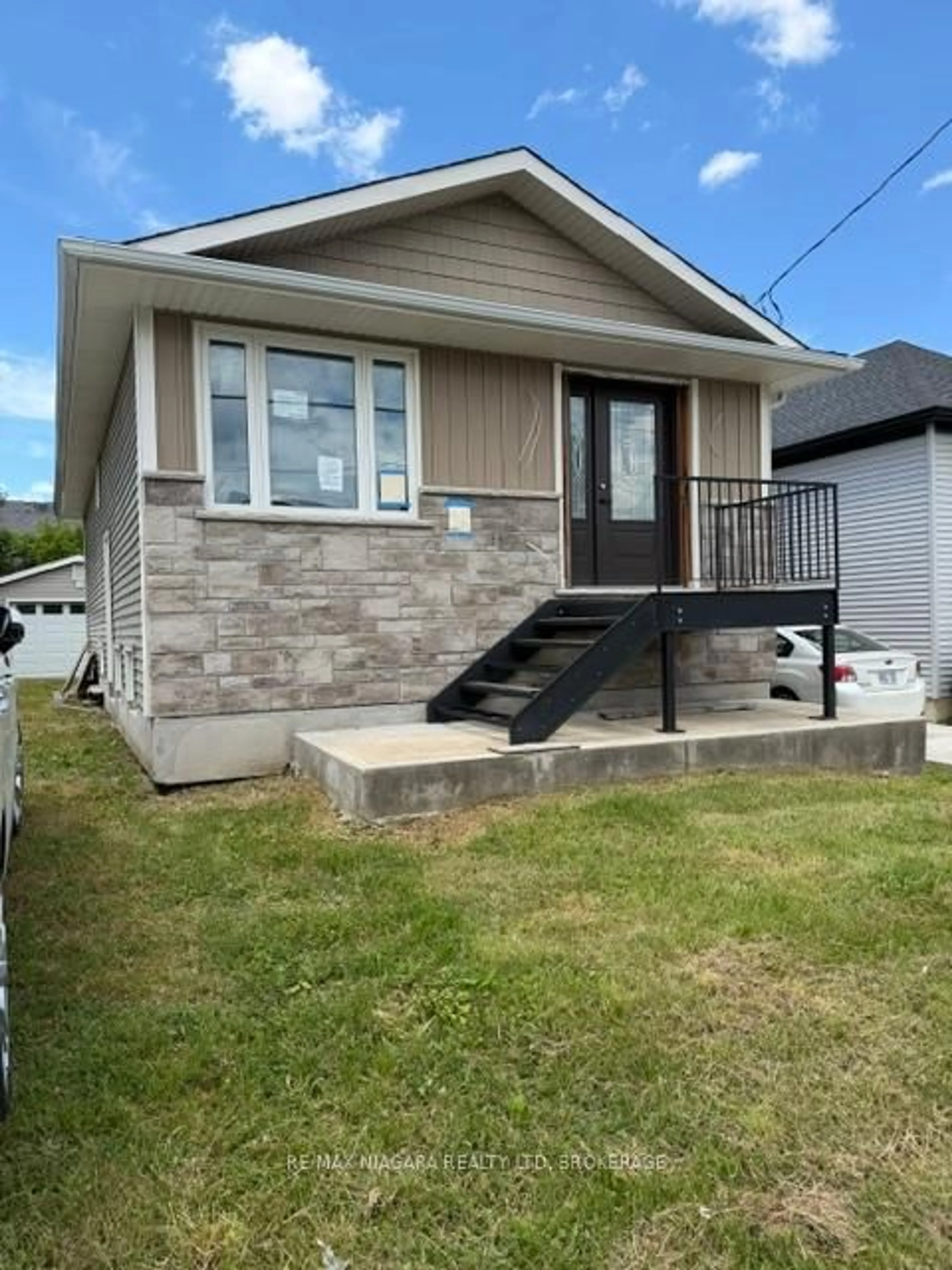 Home with vinyl exterior material, street for 178 Pelham Rd, St. Catharines Ontario L2S 1W3