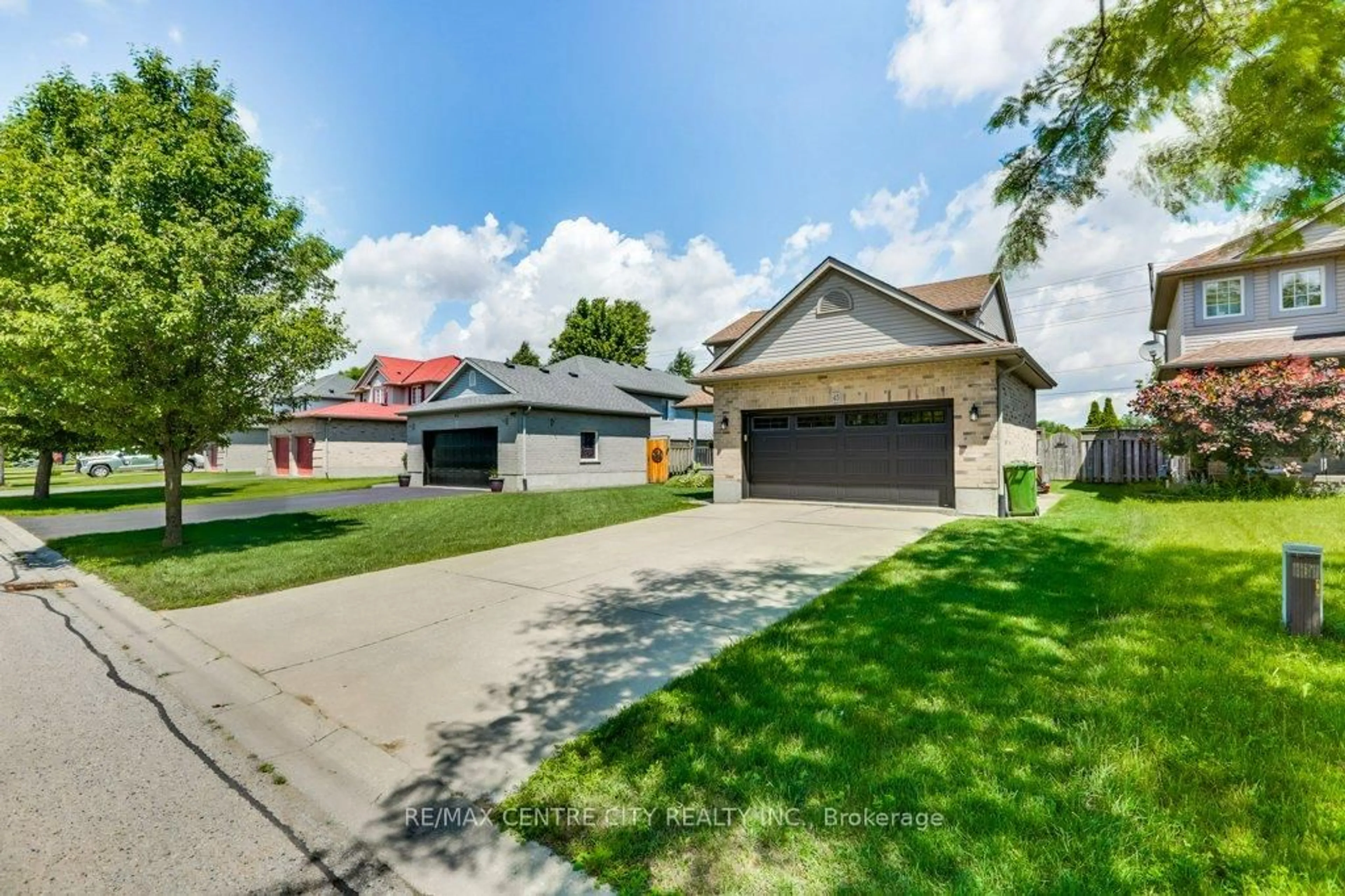 A pic from outside/outdoor area/front of a property/back of a property/a pic from drone, street for 45 Riverbank Dr, St. Thomas Ontario N5P 4M8