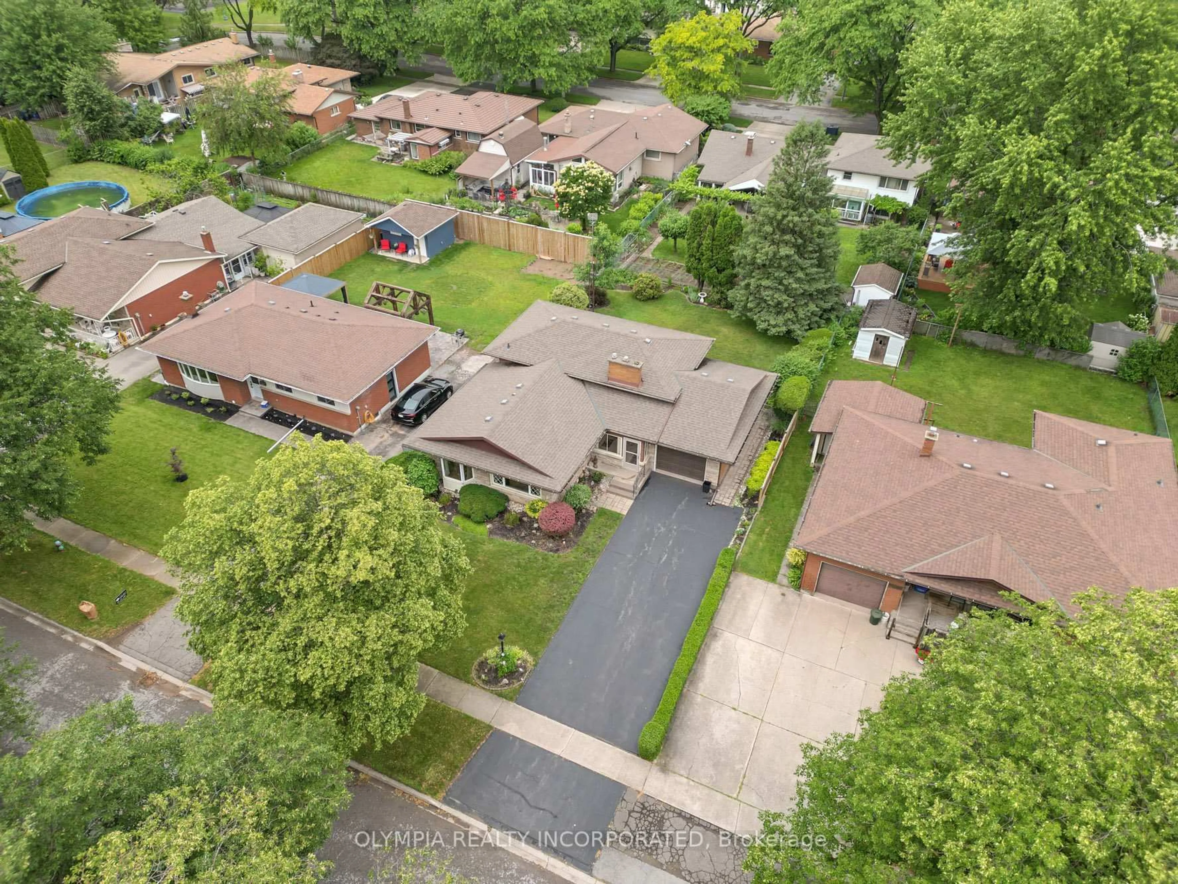 A pic from outside/outdoor area/front of a property/back of a property/a pic from drone, street for 6345 Glengate St, Niagara Falls Ontario L2E 5S5