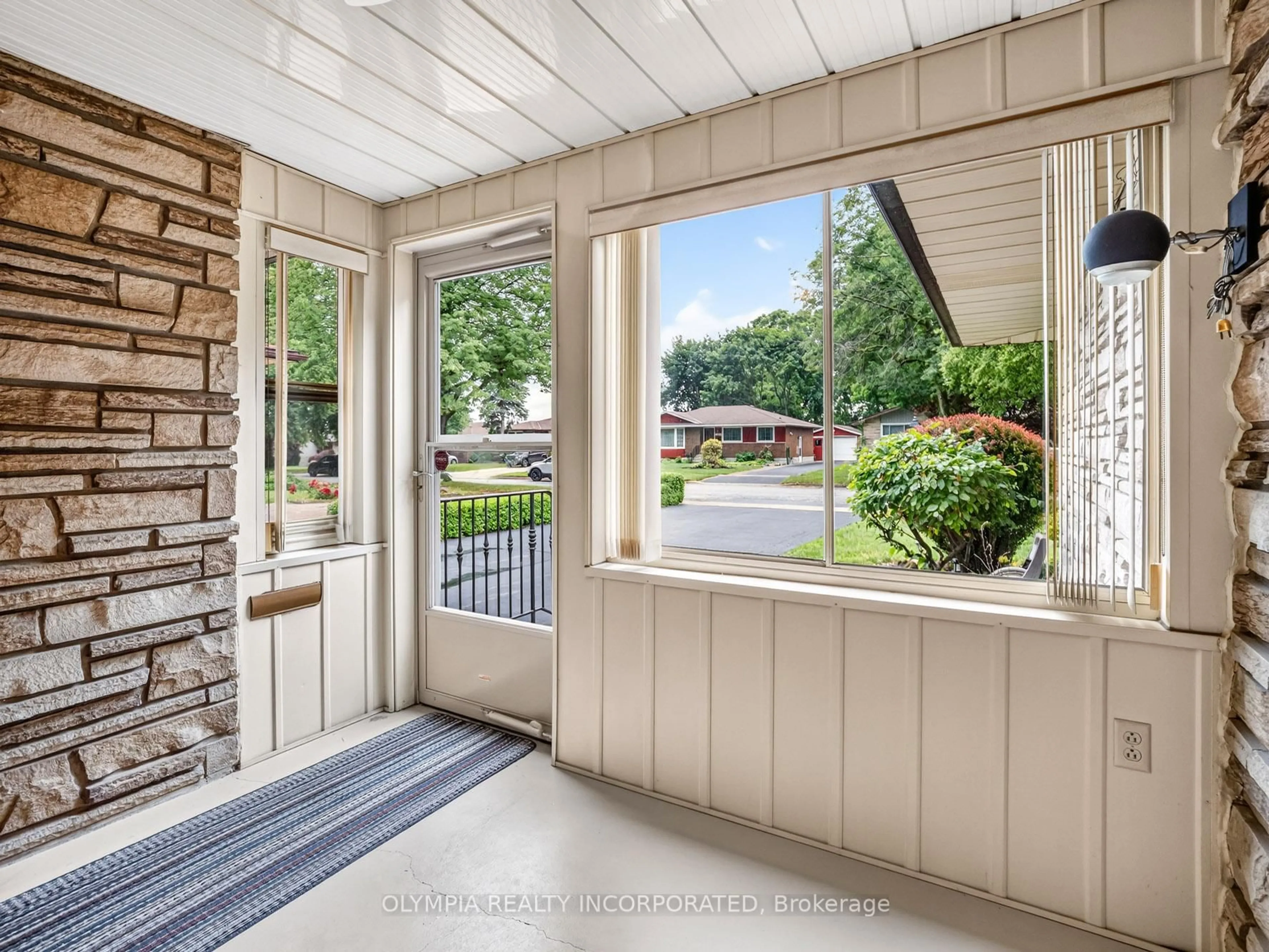 Indoor entryway for 6345 Glengate St, Niagara Falls Ontario L2E 5S5