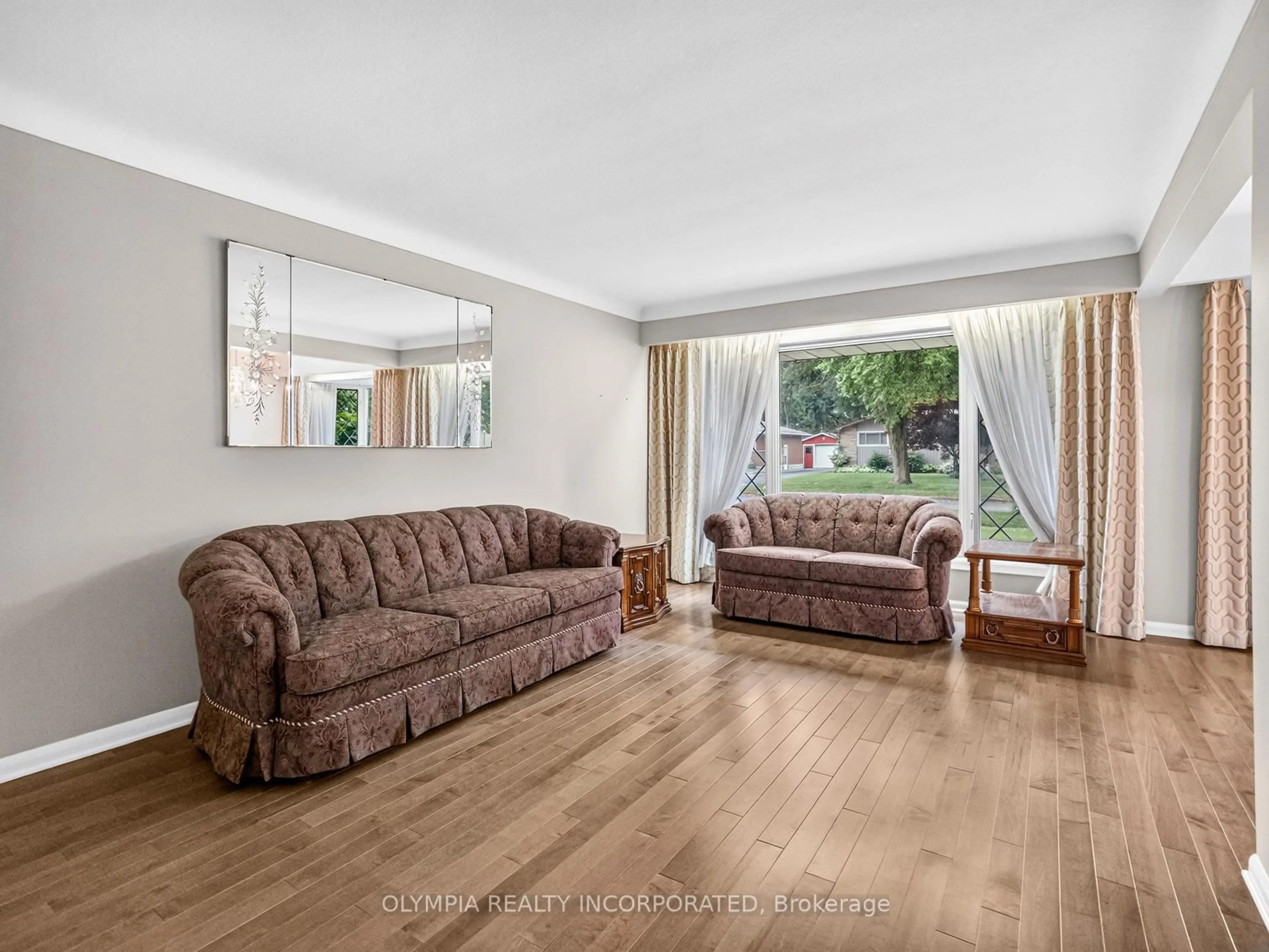 Living room with furniture, unknown for 6345 Glengate St, Niagara Falls Ontario L2E 5S5