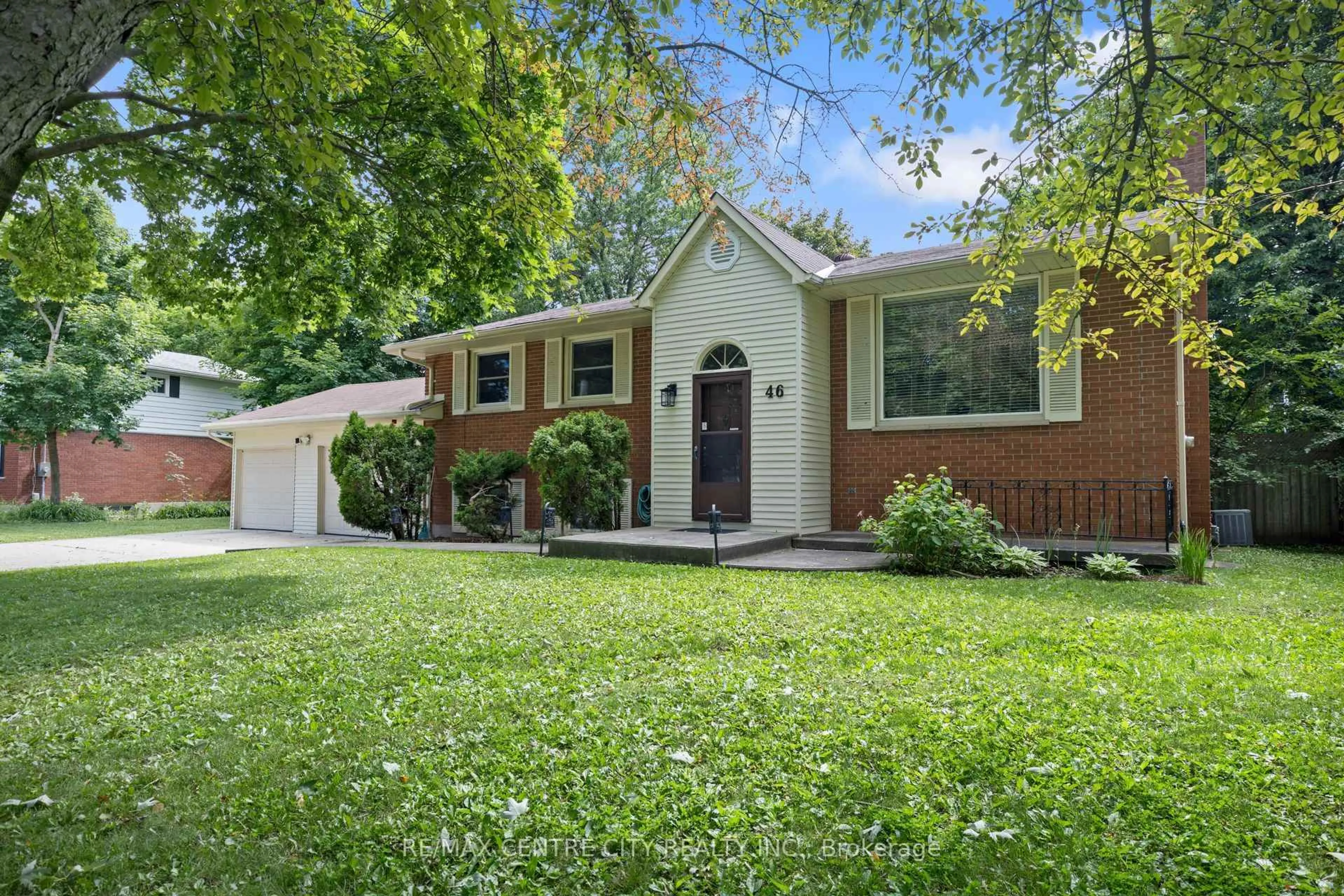 Home with vinyl exterior material, street for 46 Brentwood Cres, London North Ontario N6G 1X2