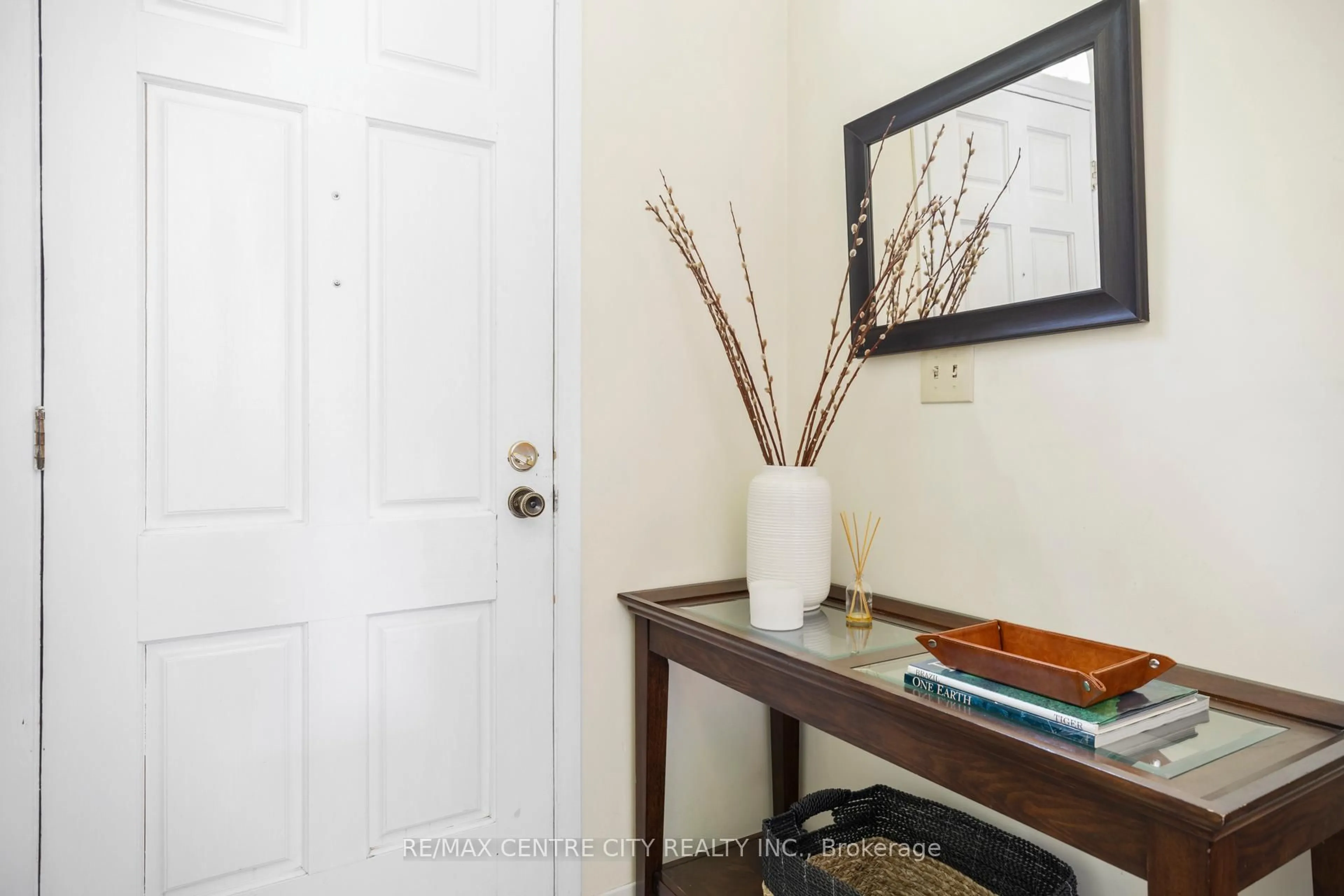 Indoor entryway for 46 Brentwood Cres, London North Ontario N6G 1X2