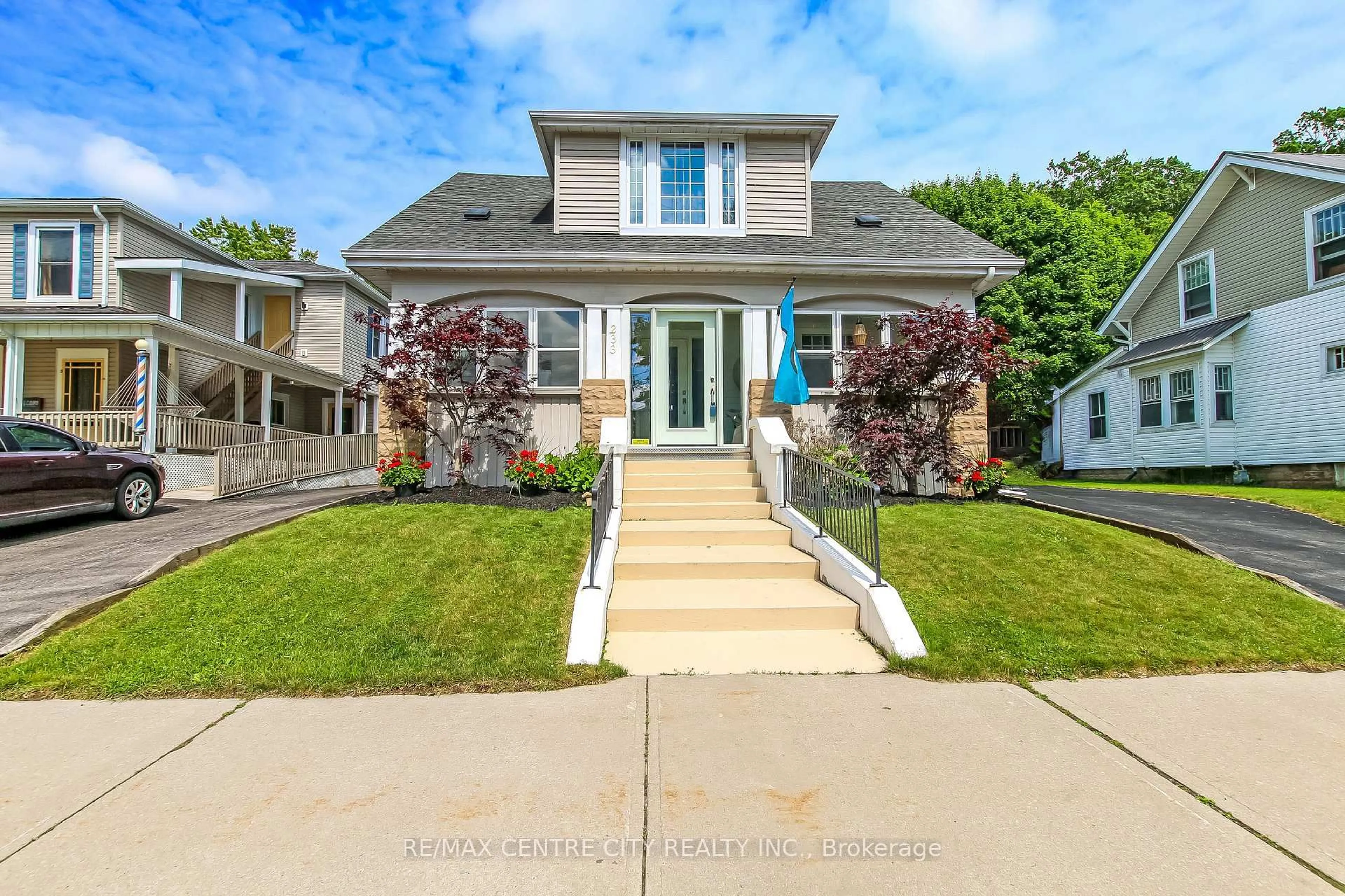 Home with vinyl exterior material, street for 233 COLBORNE St, Central Elgin Ontario N5L 1B9