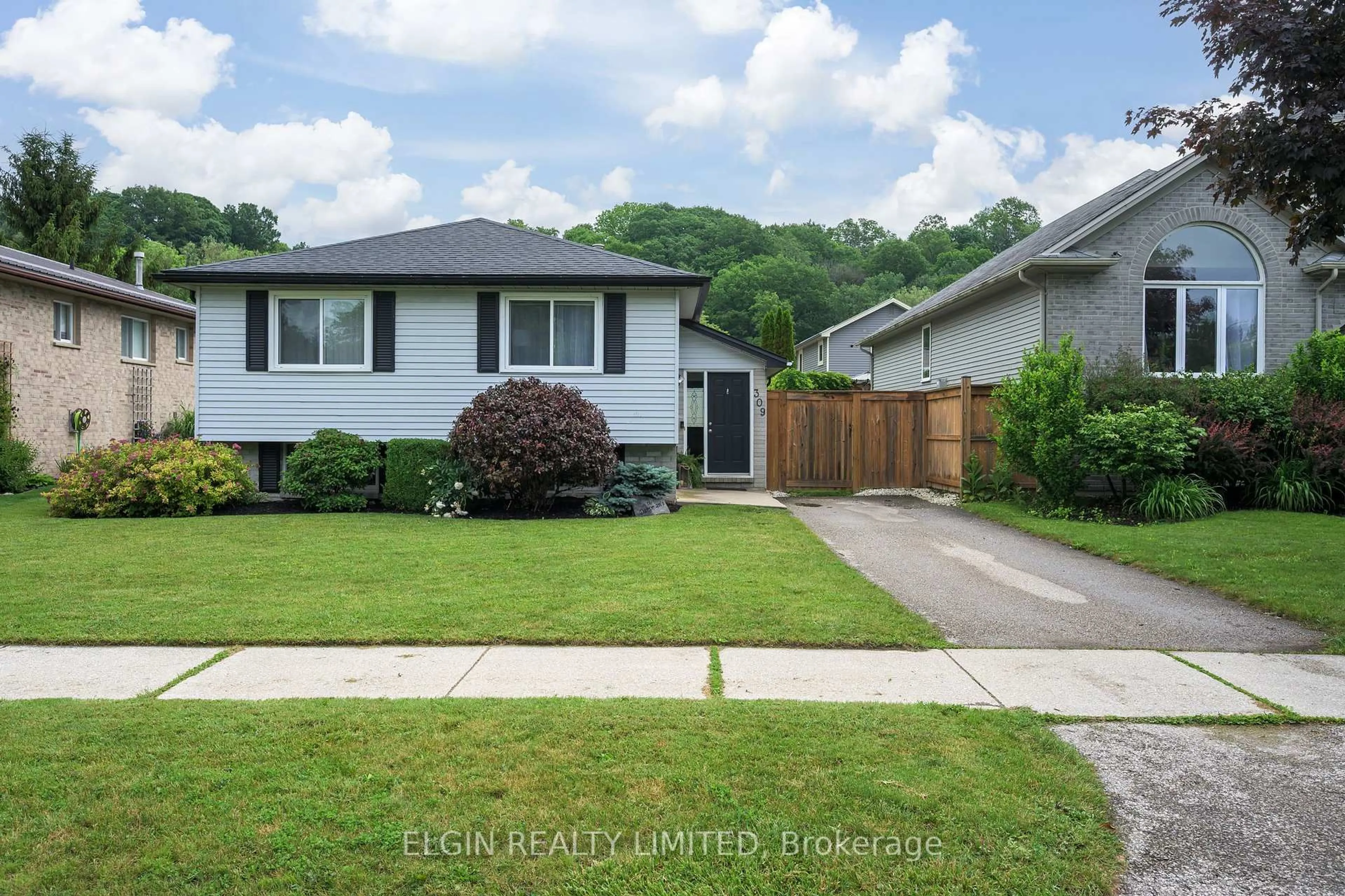 Home with vinyl exterior material, street for 309 Frances St, Central Elgin Ontario N5L 1B2