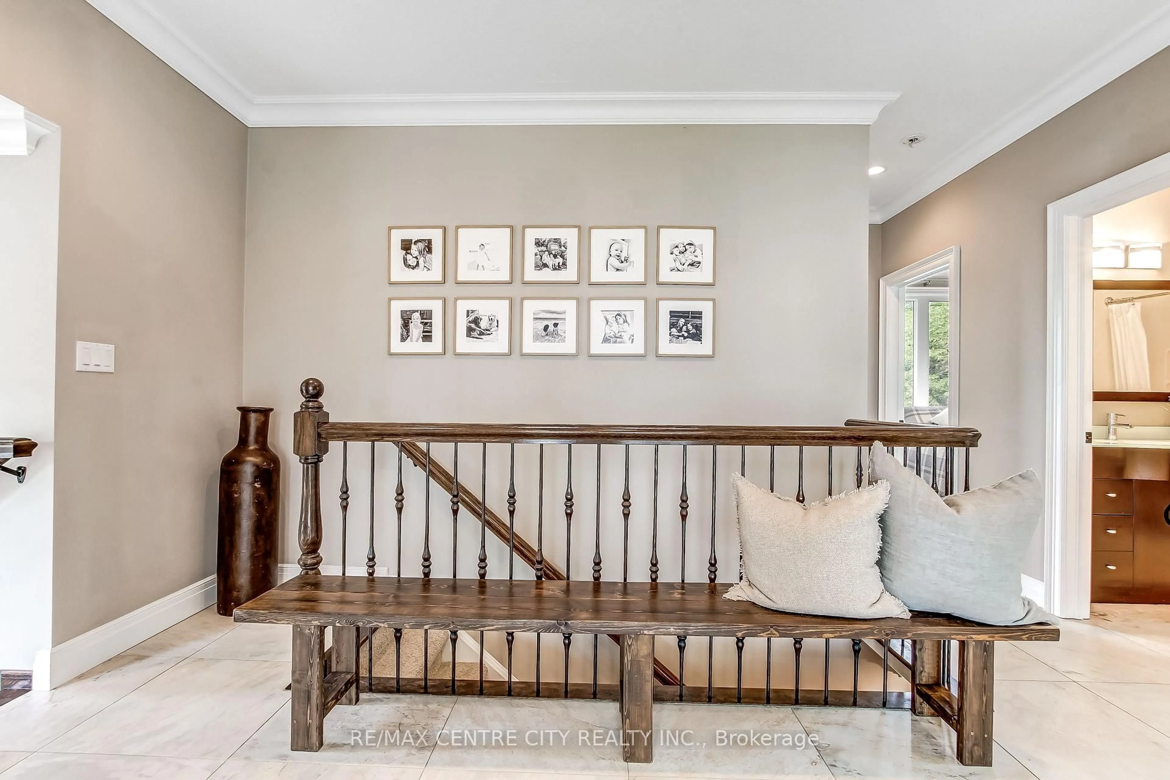 Indoor entryway for 136 Brayside St, Central Elgin Ontario N5L 1A2