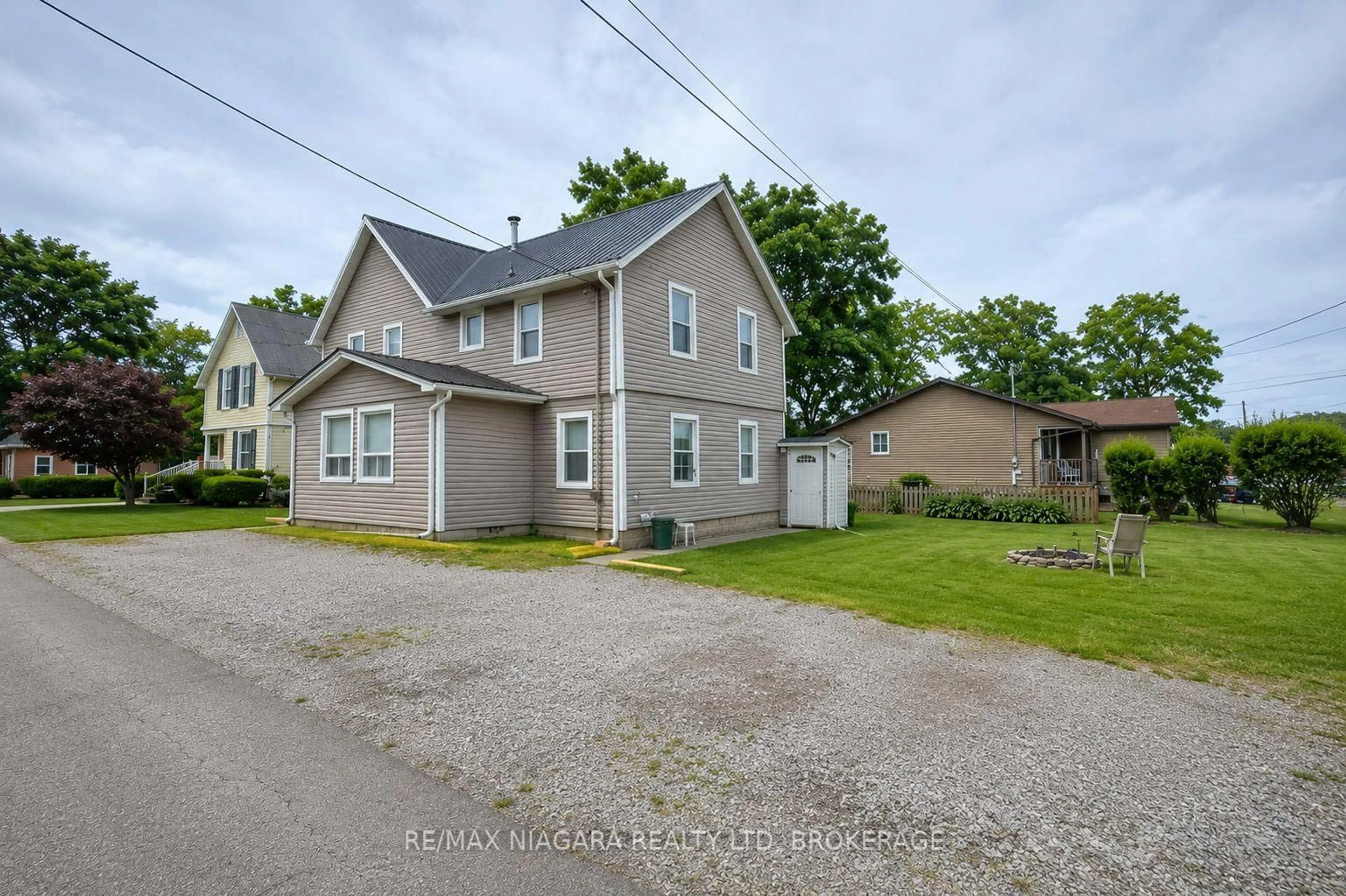 A pic from outside/outdoor area/front of a property/back of a property/a pic from drone, street for 3705 WILLSON St, Fort Erie Ontario L0S 1N0