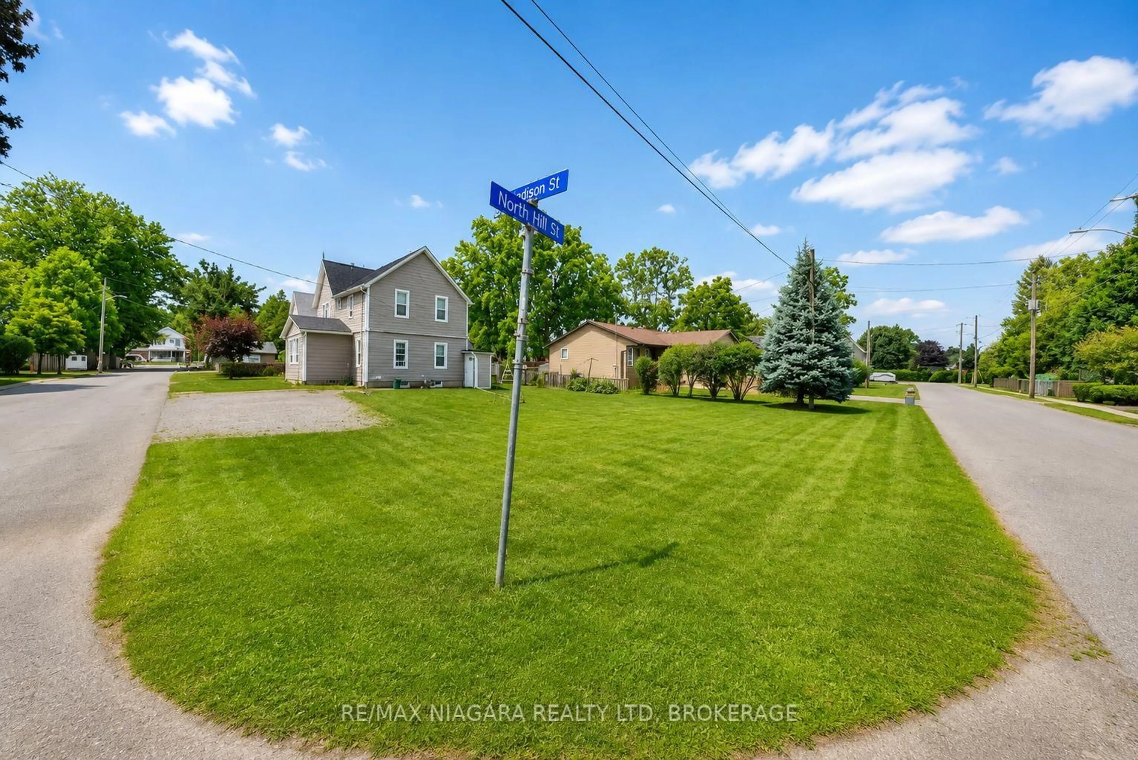 A pic from outside/outdoor area/front of a property/back of a property/a pic from drone, street for 3705 WILLSON St, Fort Erie Ontario L0S 1N0