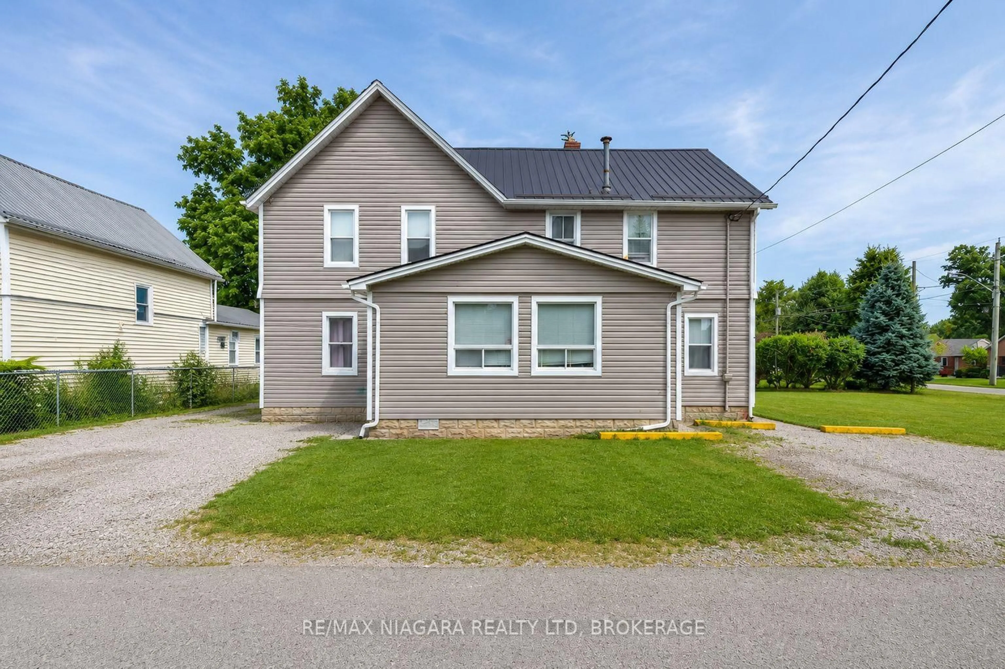 A pic from outside/outdoor area/front of a property/back of a property/a pic from drone, street for 3705 WILLSON St, Fort Erie Ontario L0S 1N0