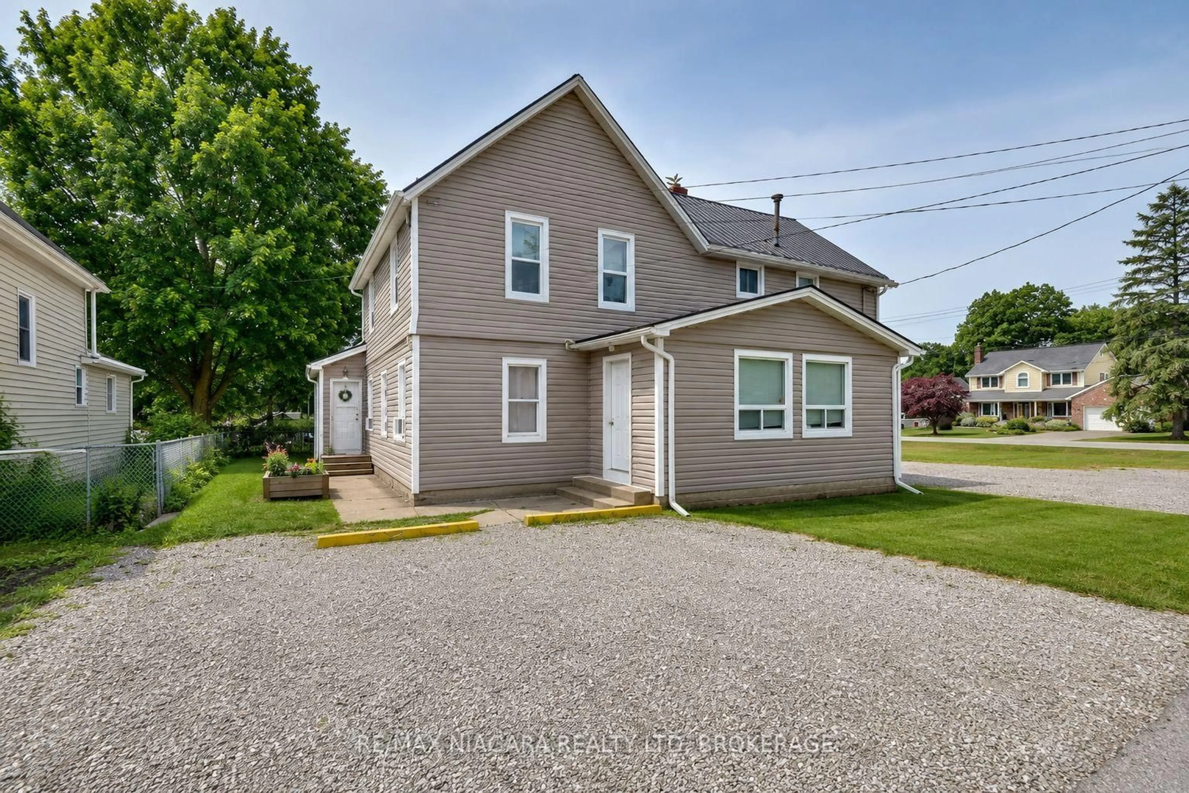 A pic from outside/outdoor area/front of a property/back of a property/a pic from drone, street for 3705 WILLSON St, Fort Erie Ontario L0S 1N0