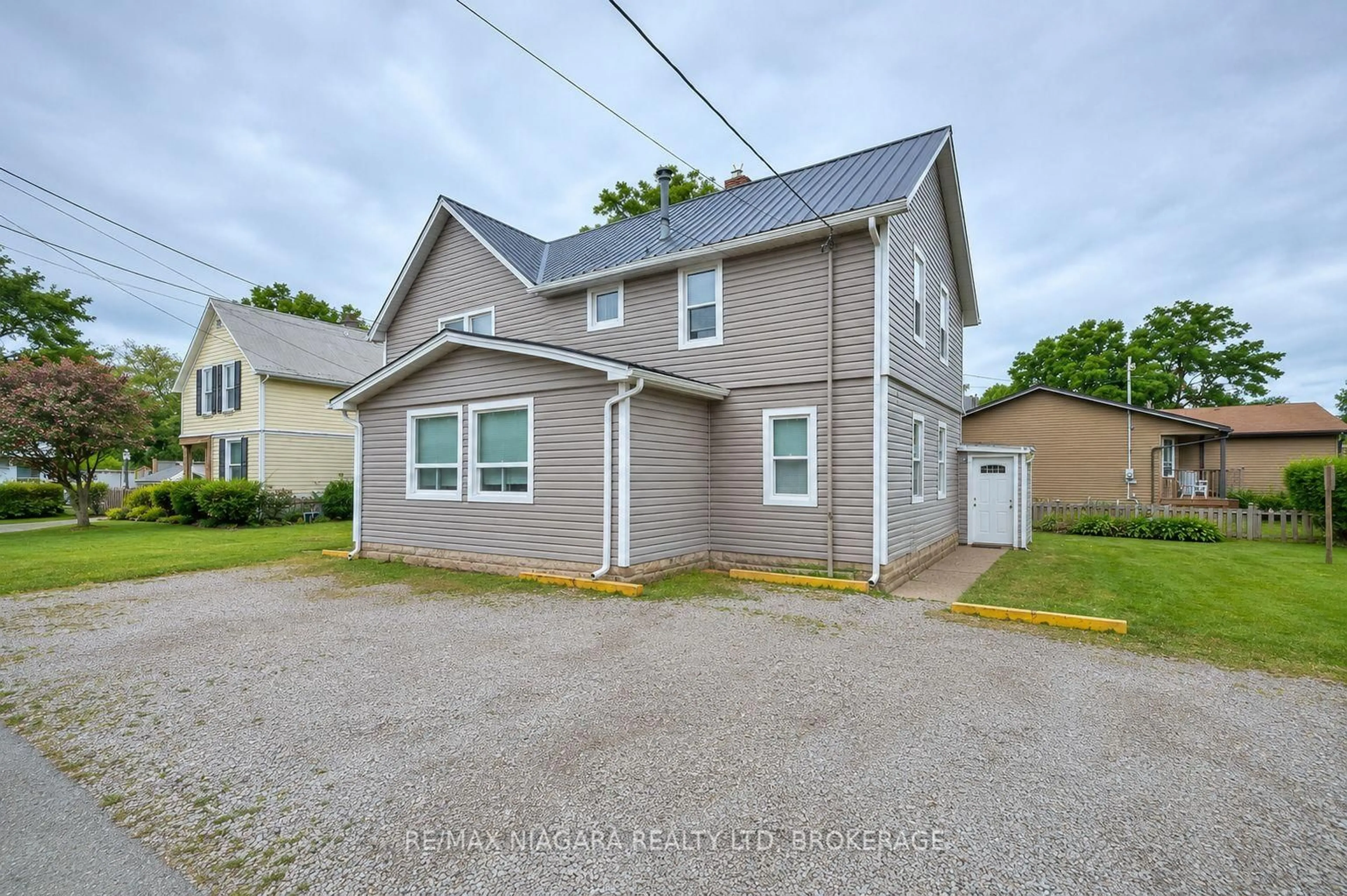 A pic from outside/outdoor area/front of a property/back of a property/a pic from drone, street for 3705 WILLSON St, Fort Erie Ontario L0S 1N0