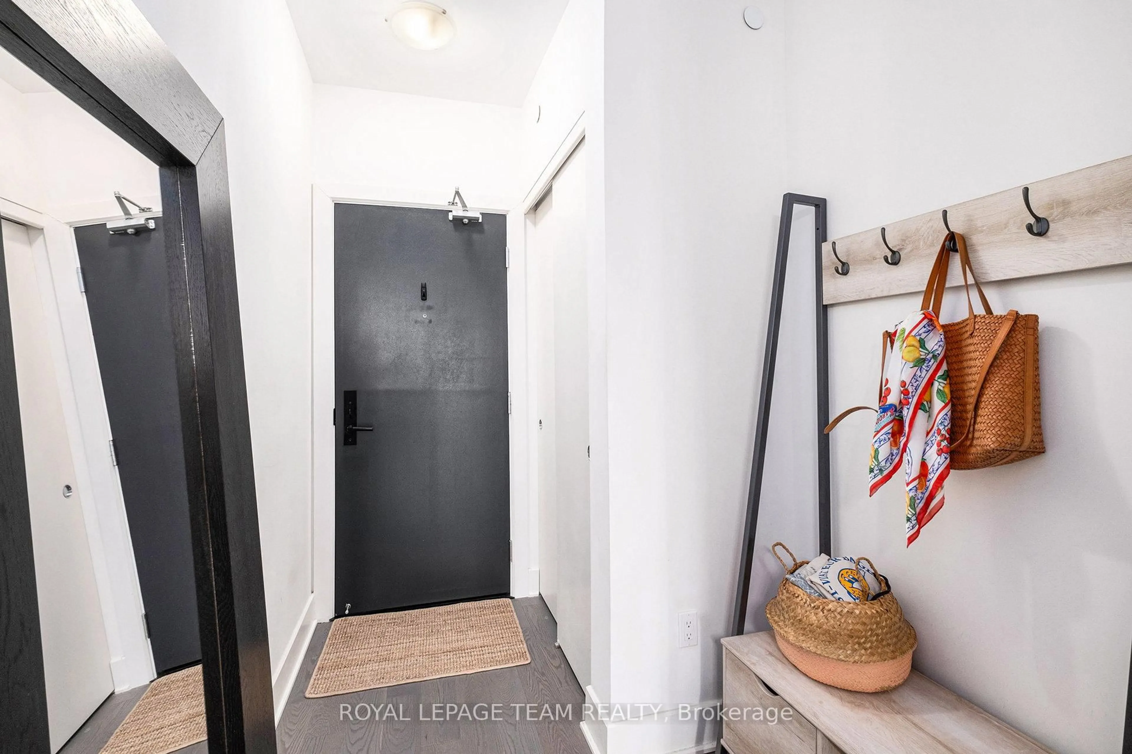 Indoor entryway for 255 Bay St #714, Ottawa Ontario K1R 0C5