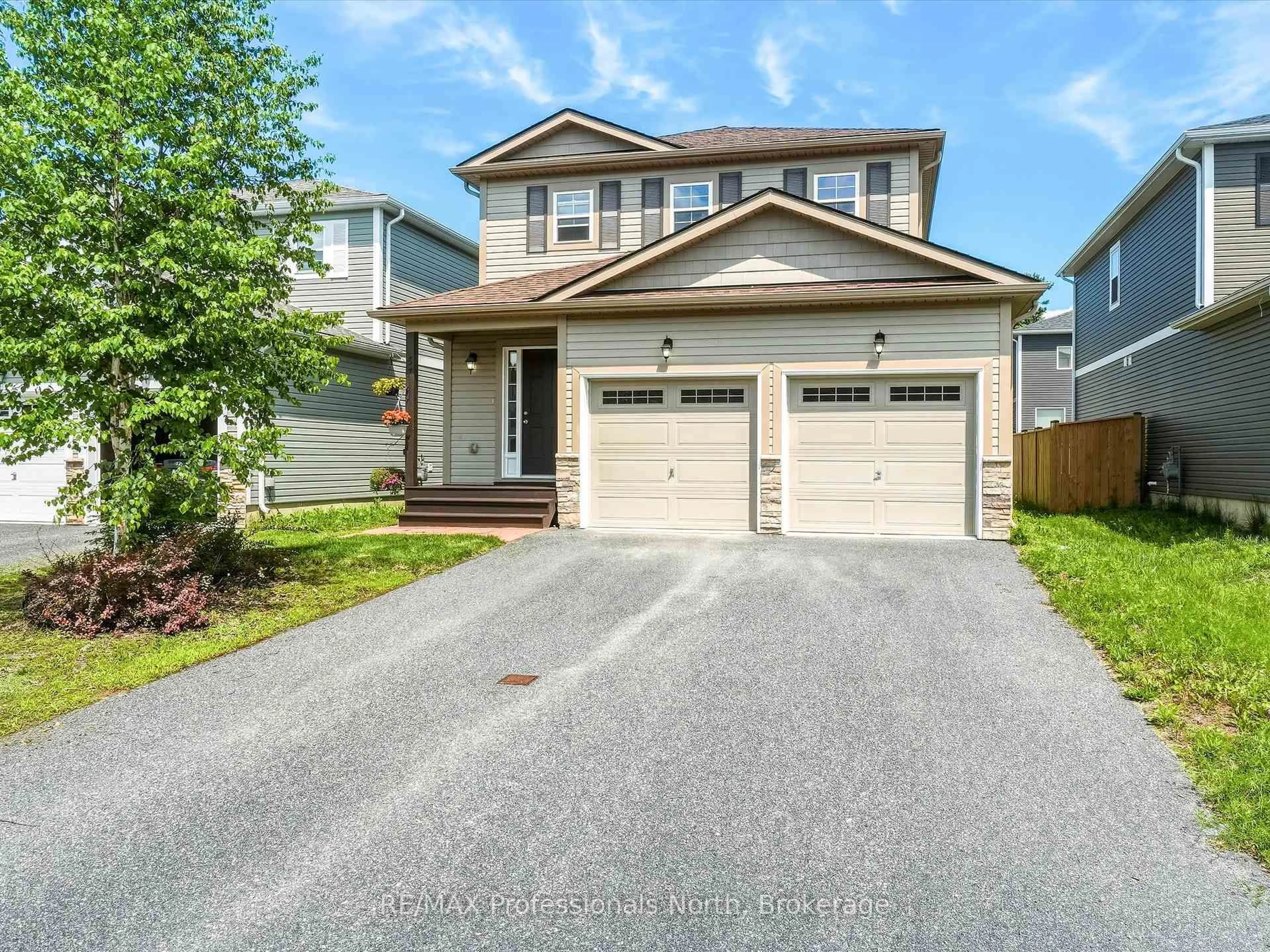 Home with vinyl exterior material, street for 67 FIELDSTREAM Chse, Bracebridge Ontario P1L 0A7
