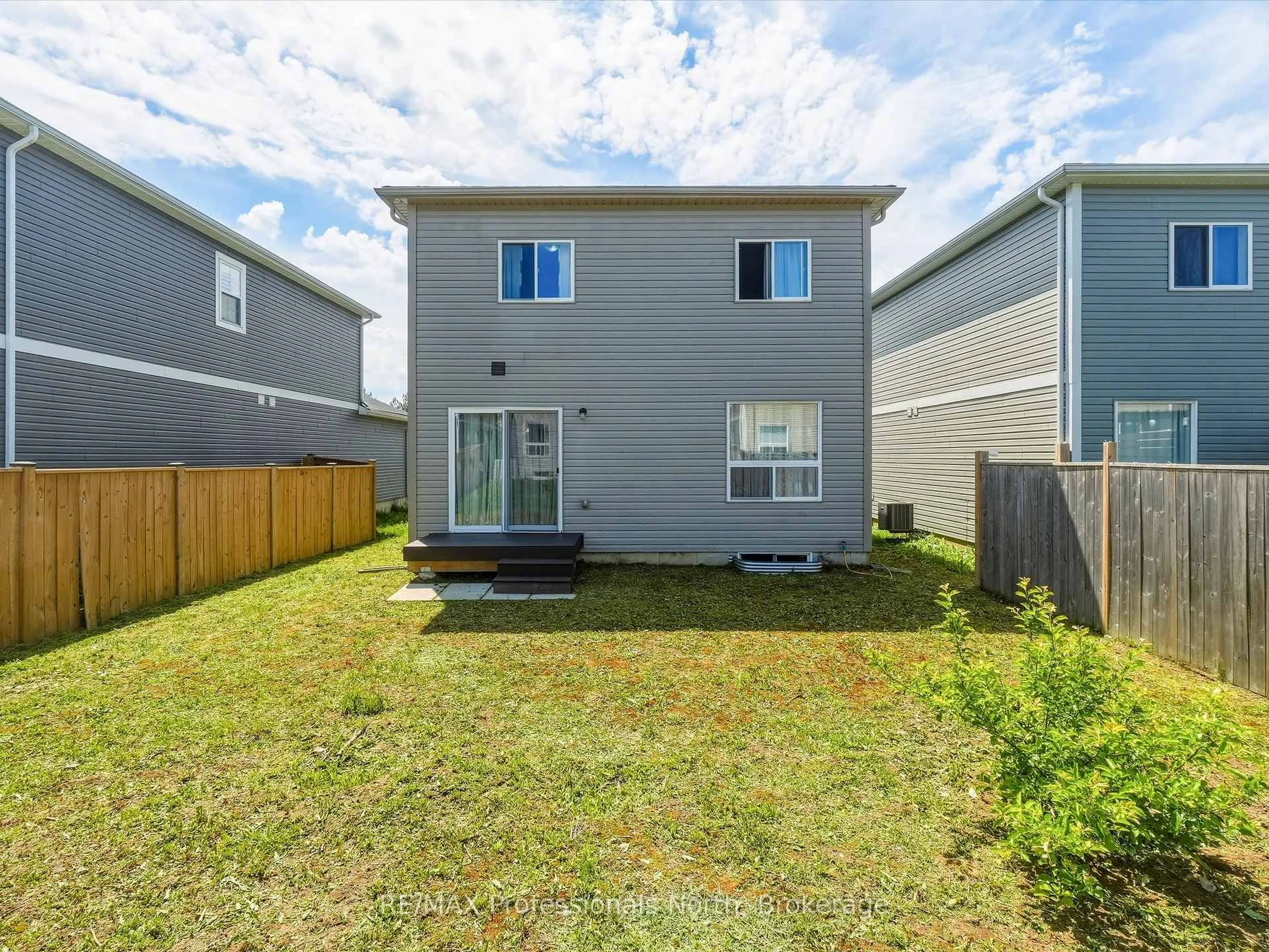 Home with vinyl exterior material, street for 67 FIELDSTREAM Chse, Bracebridge Ontario P1L 0A7