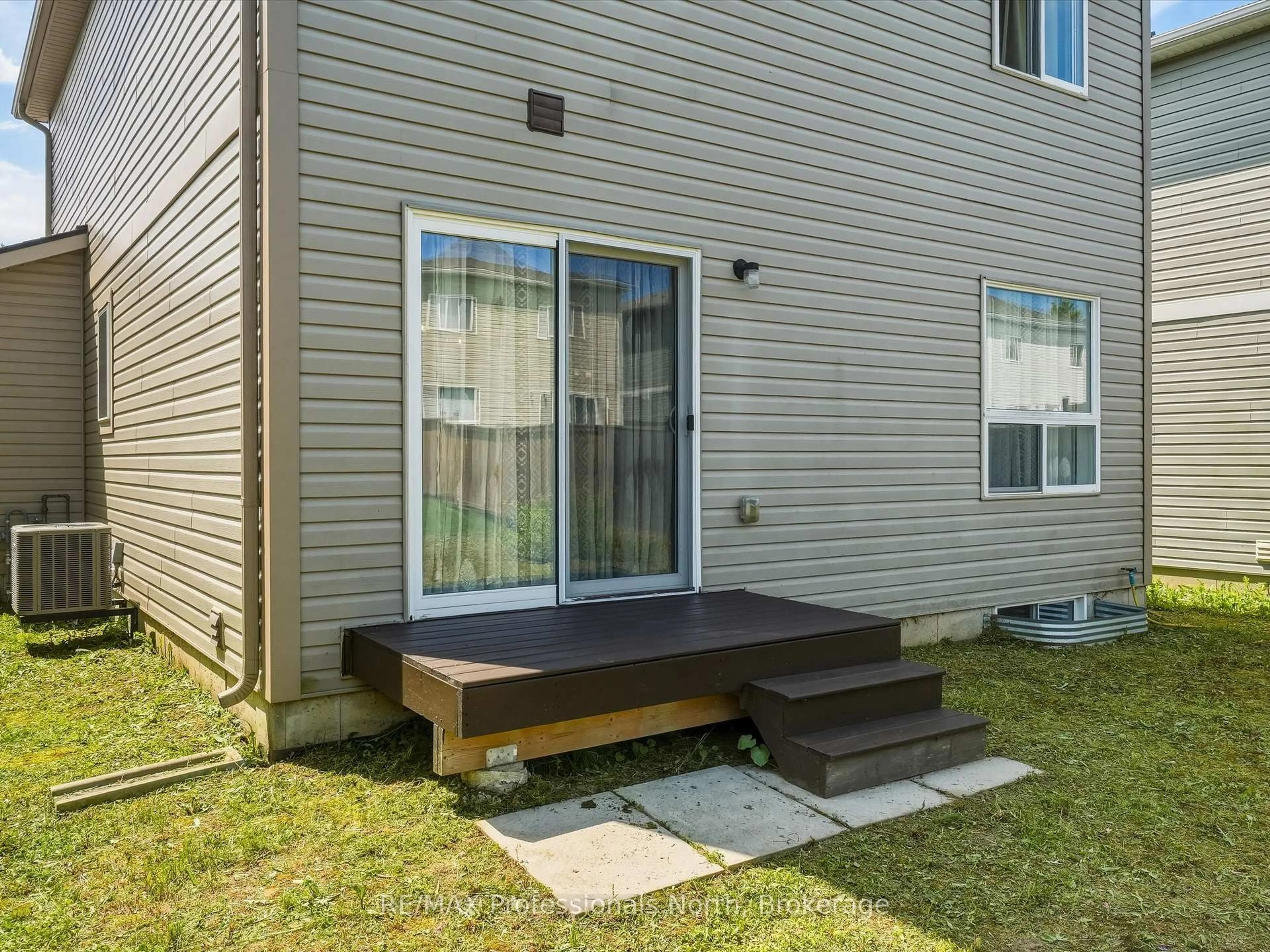 Patio, street for 67 FIELDSTREAM Chse, Bracebridge Ontario P1L 0A7