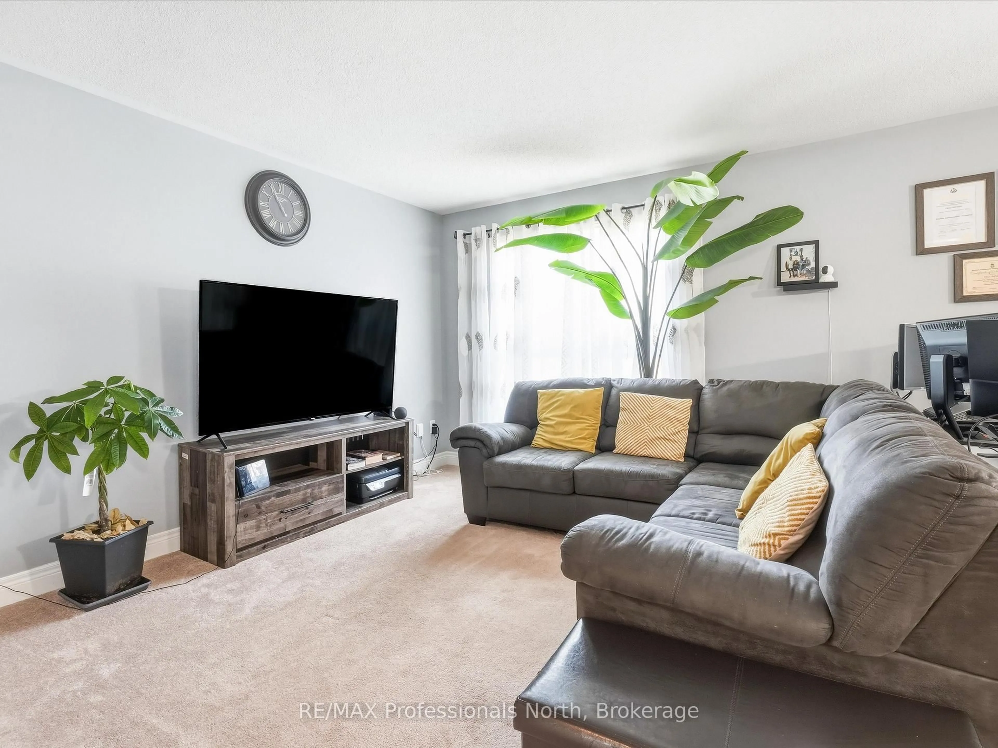 Living room with furniture, unknown for 67 FIELDSTREAM Chse, Bracebridge Ontario P1L 0A7