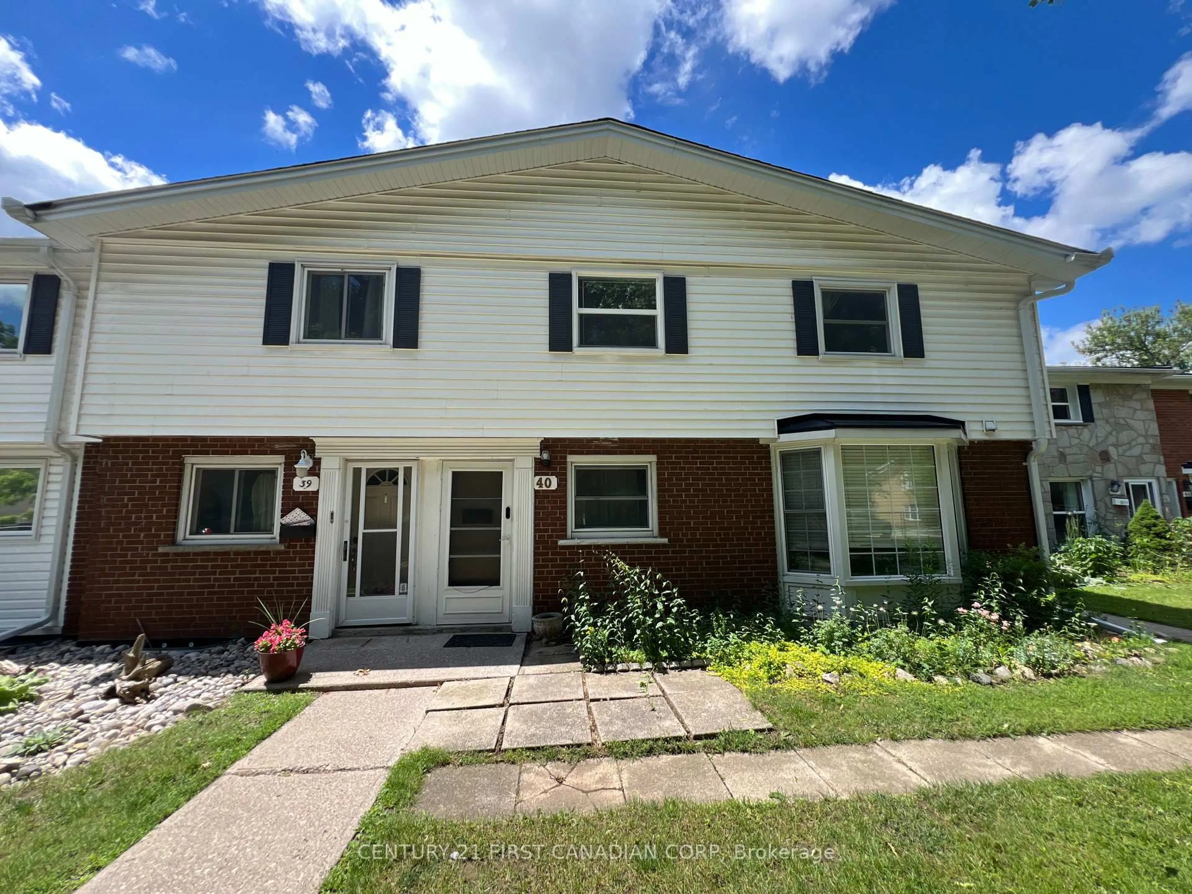Home with vinyl exterior material, street for 40 Arbour Glen Cres #34, London East Ontario N5Y 1Z9