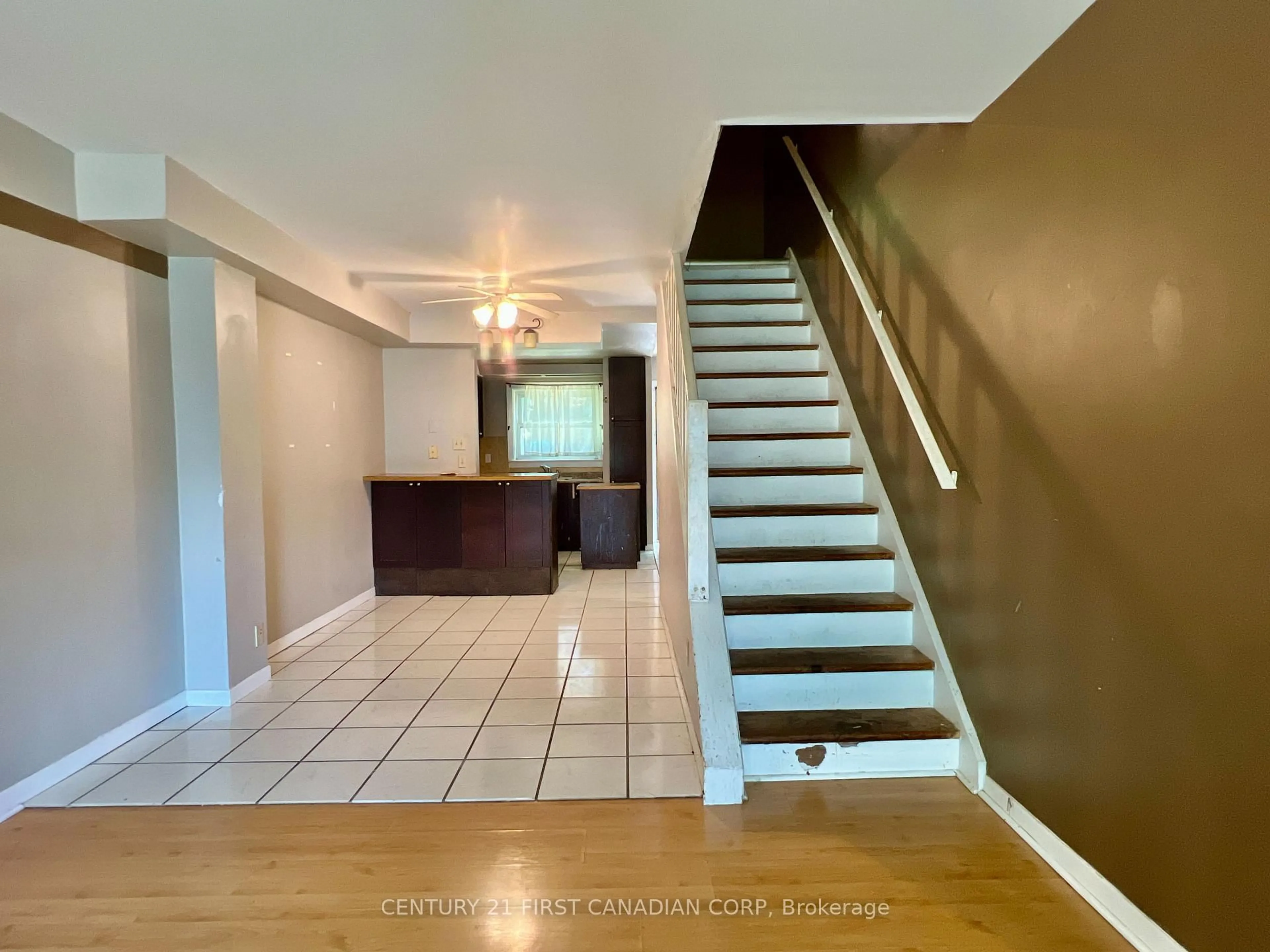 Indoor entryway for 40 Arbour Glen Cres #34, London East Ontario N5Y 1Z9