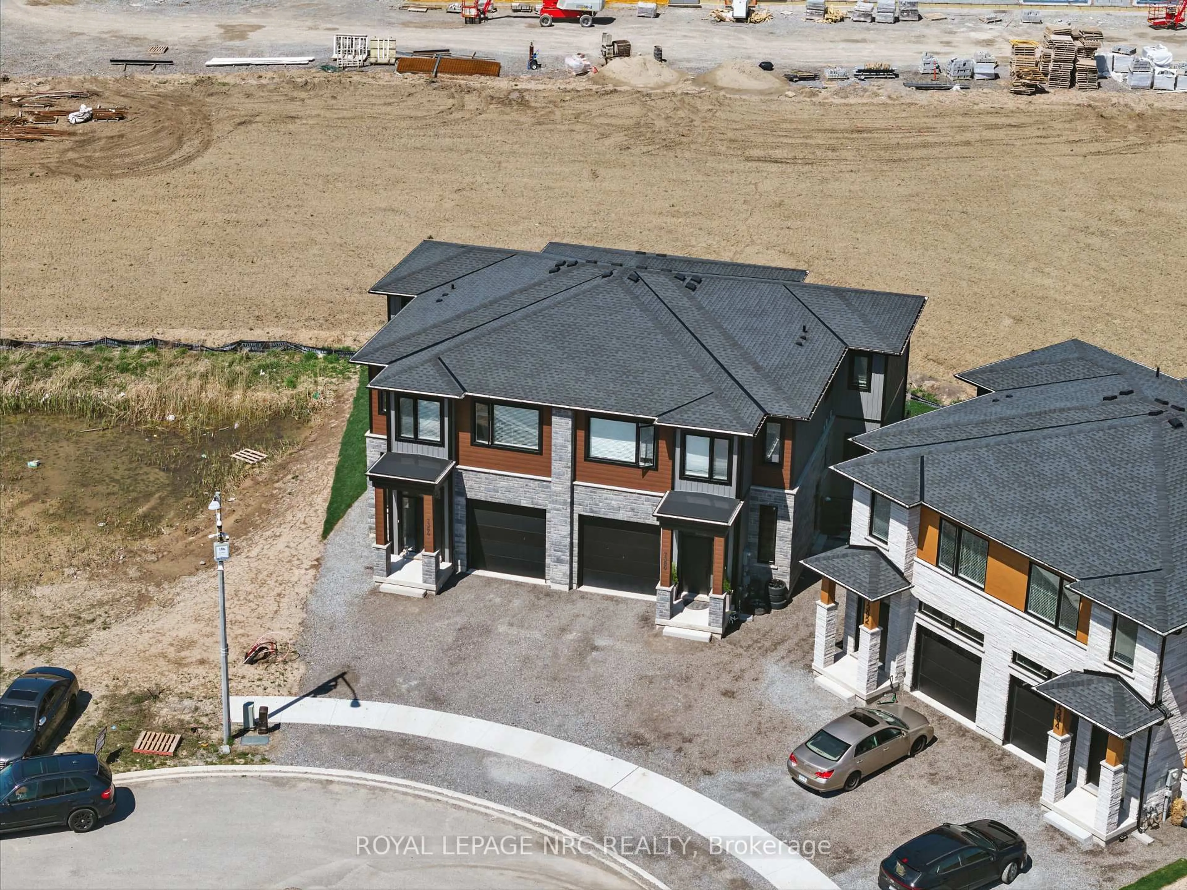 A pic from outside/outdoor area/front of a property/back of a property/a pic from drone, street for 7384 Splendour Dr, Niagara Falls Ontario L2H 3V8